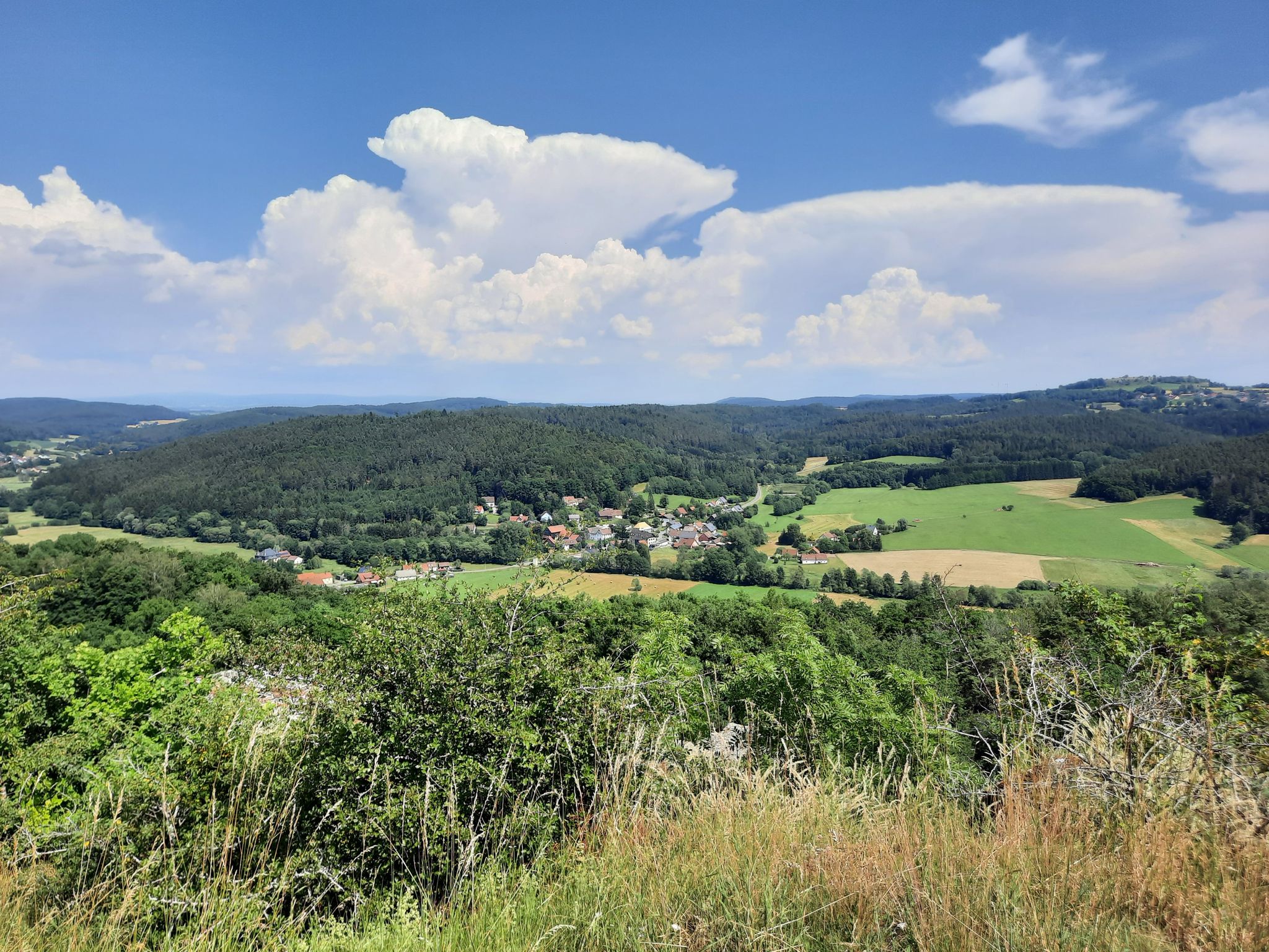 li am Horizont die Tausender des Fichtelgebirges, re die Neubürg