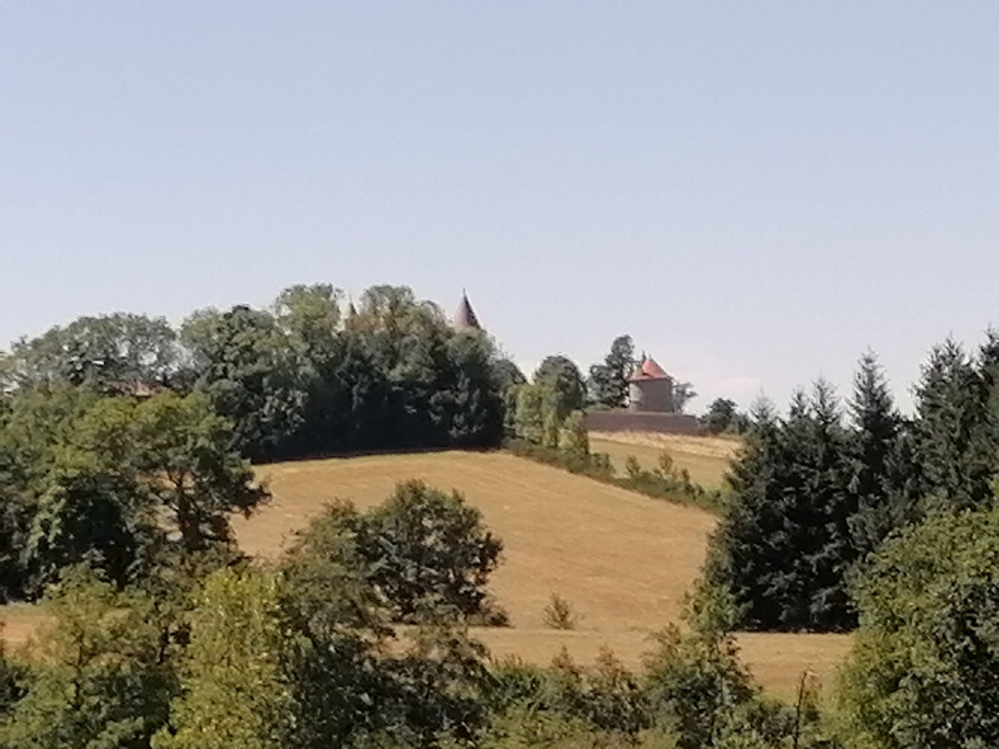 tours du château du Vernet en vue