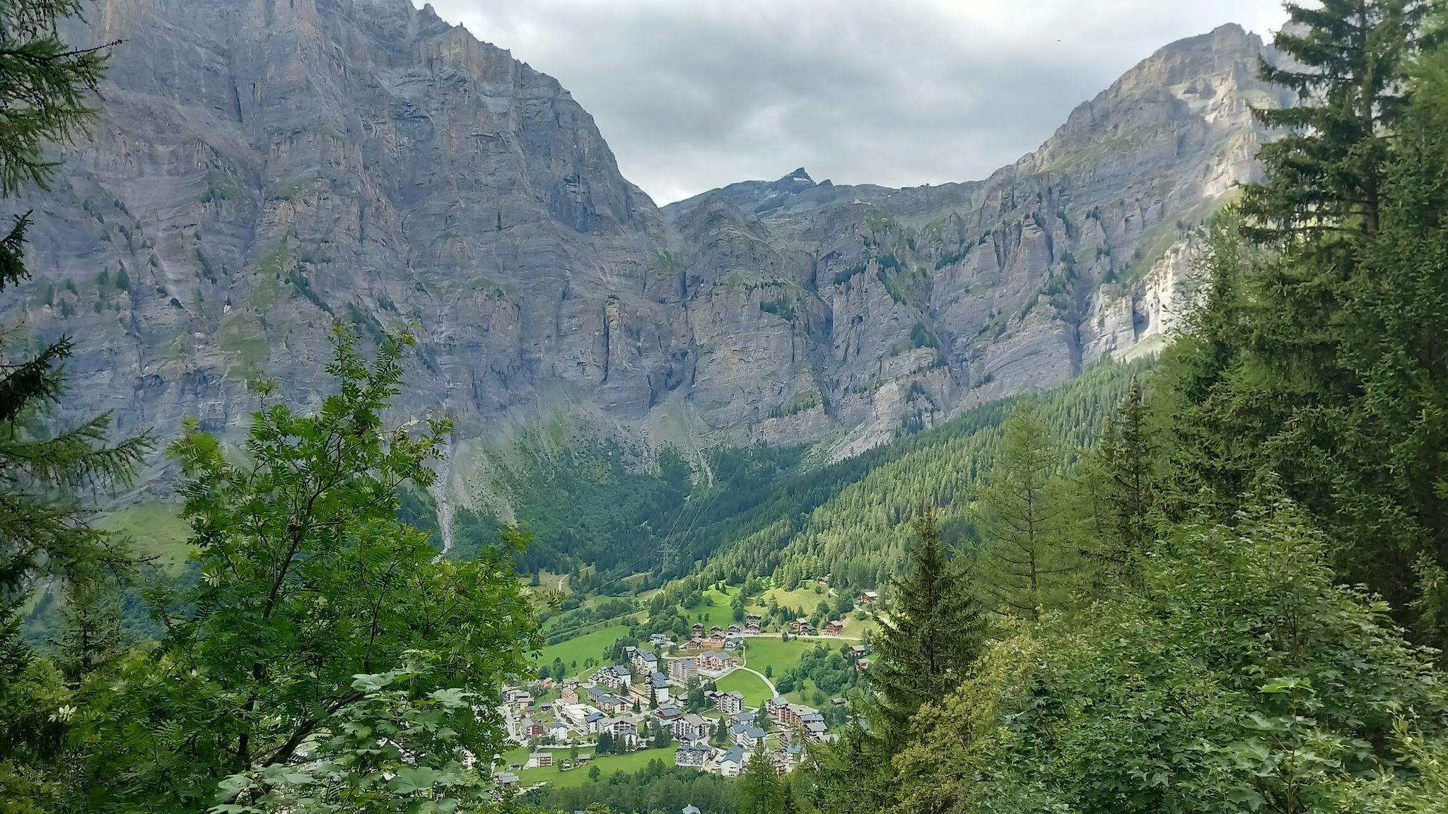 Blick auf Gemmiwand und Leukerbad