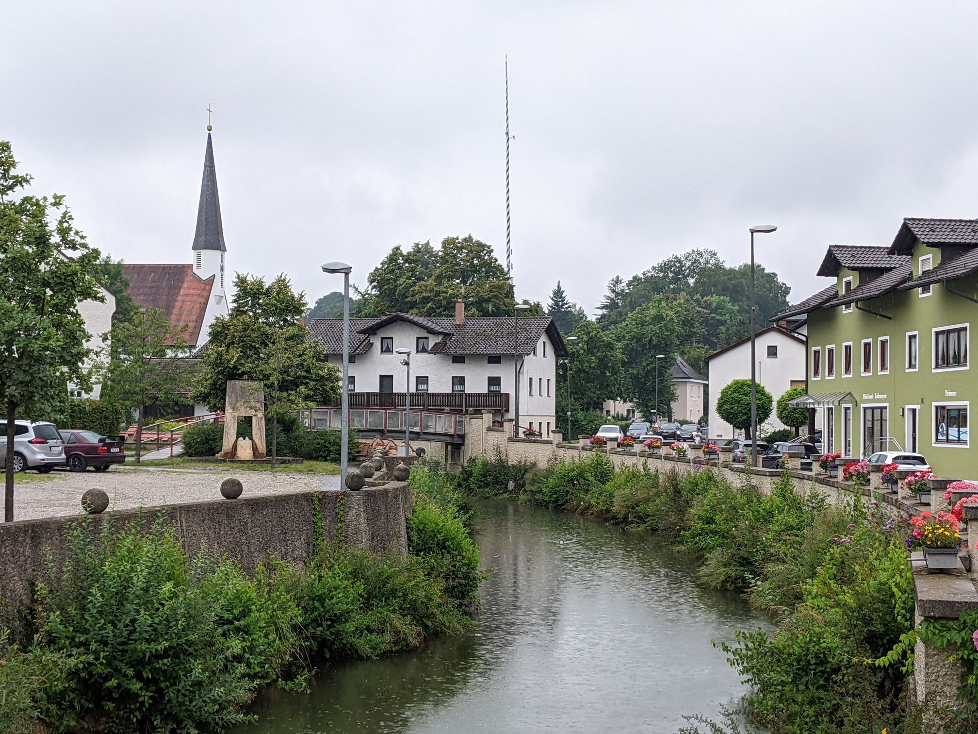 Ortszentrum (beim Bürgerhaus)