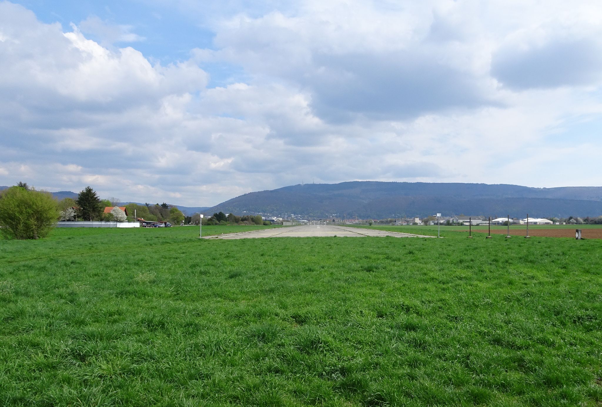 Blicke über die alte Piste auf den Königstuhl