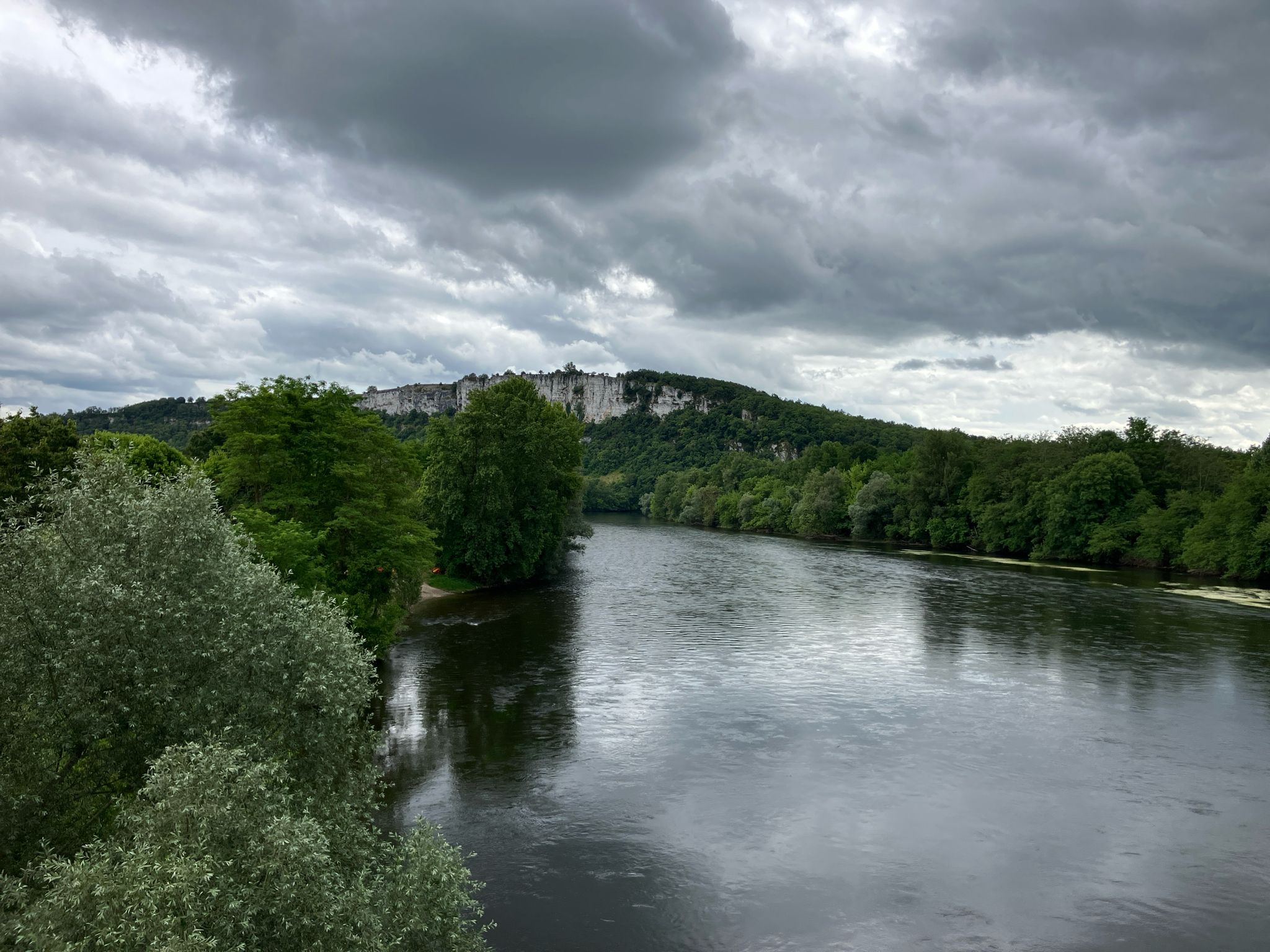 Blick auf die Dordogne von der Brücke in Meyronne aus.