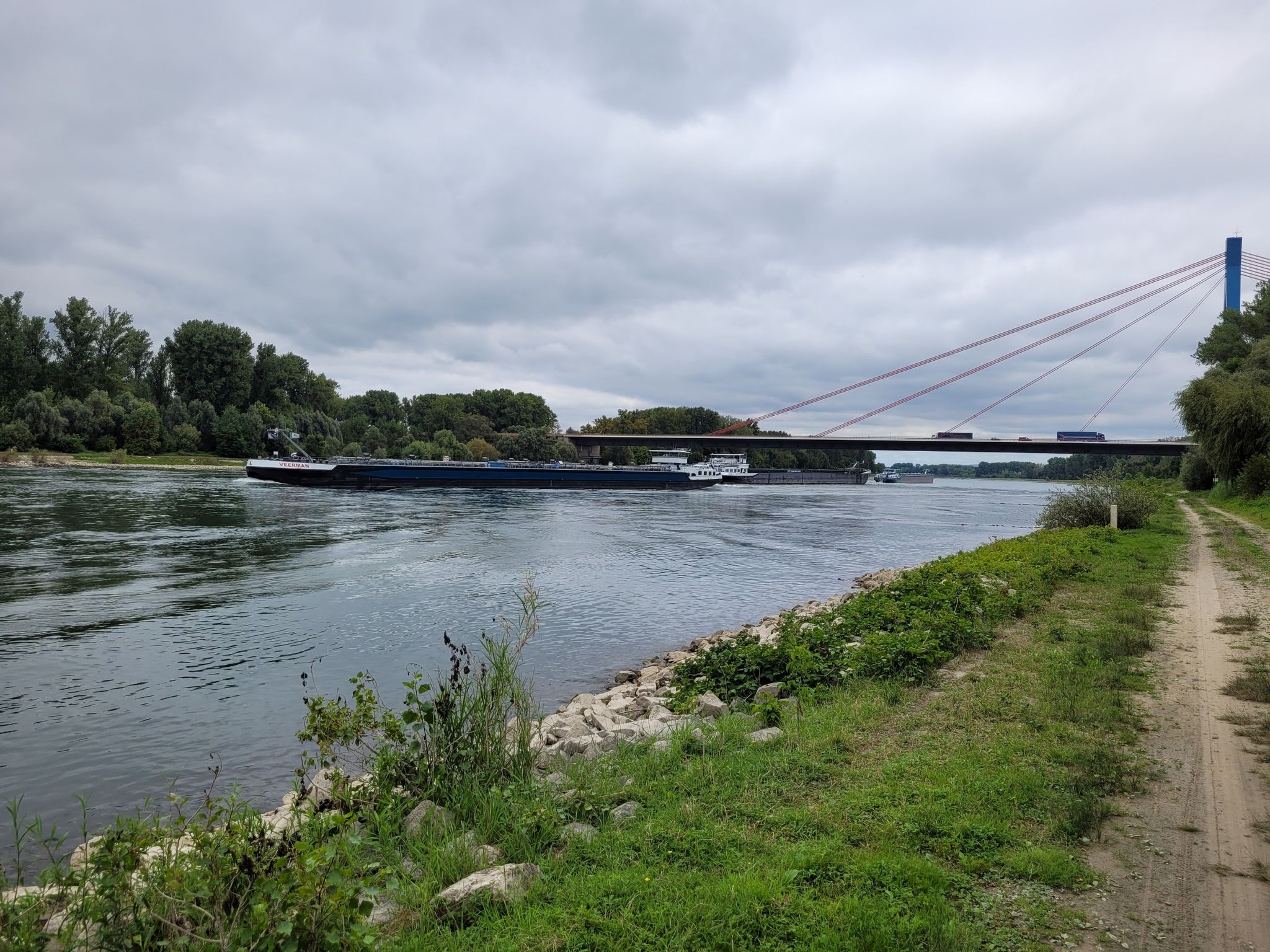 die imposante Autobahnbrücke