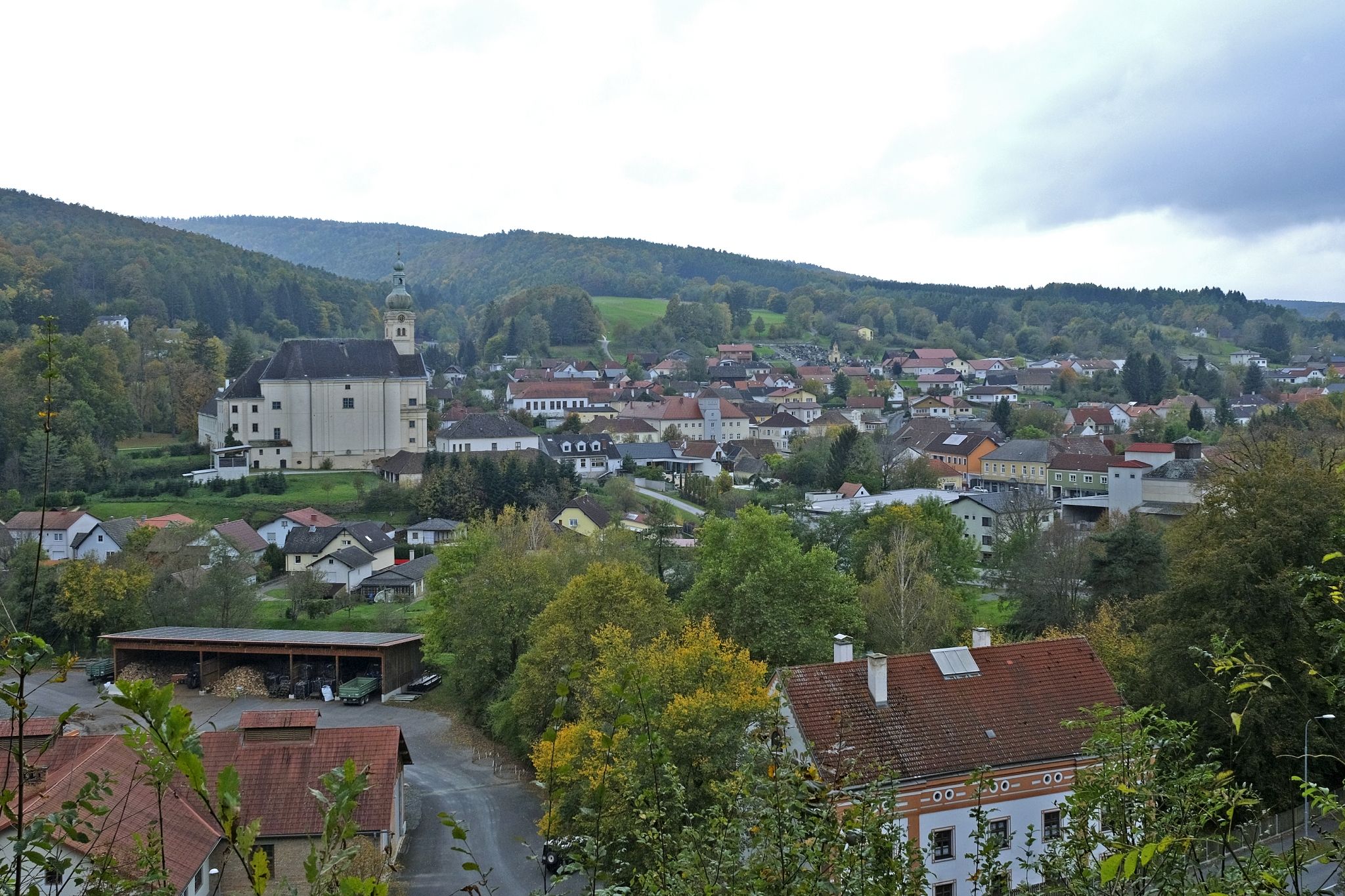 Lockenhaus mit Nikolauskirche