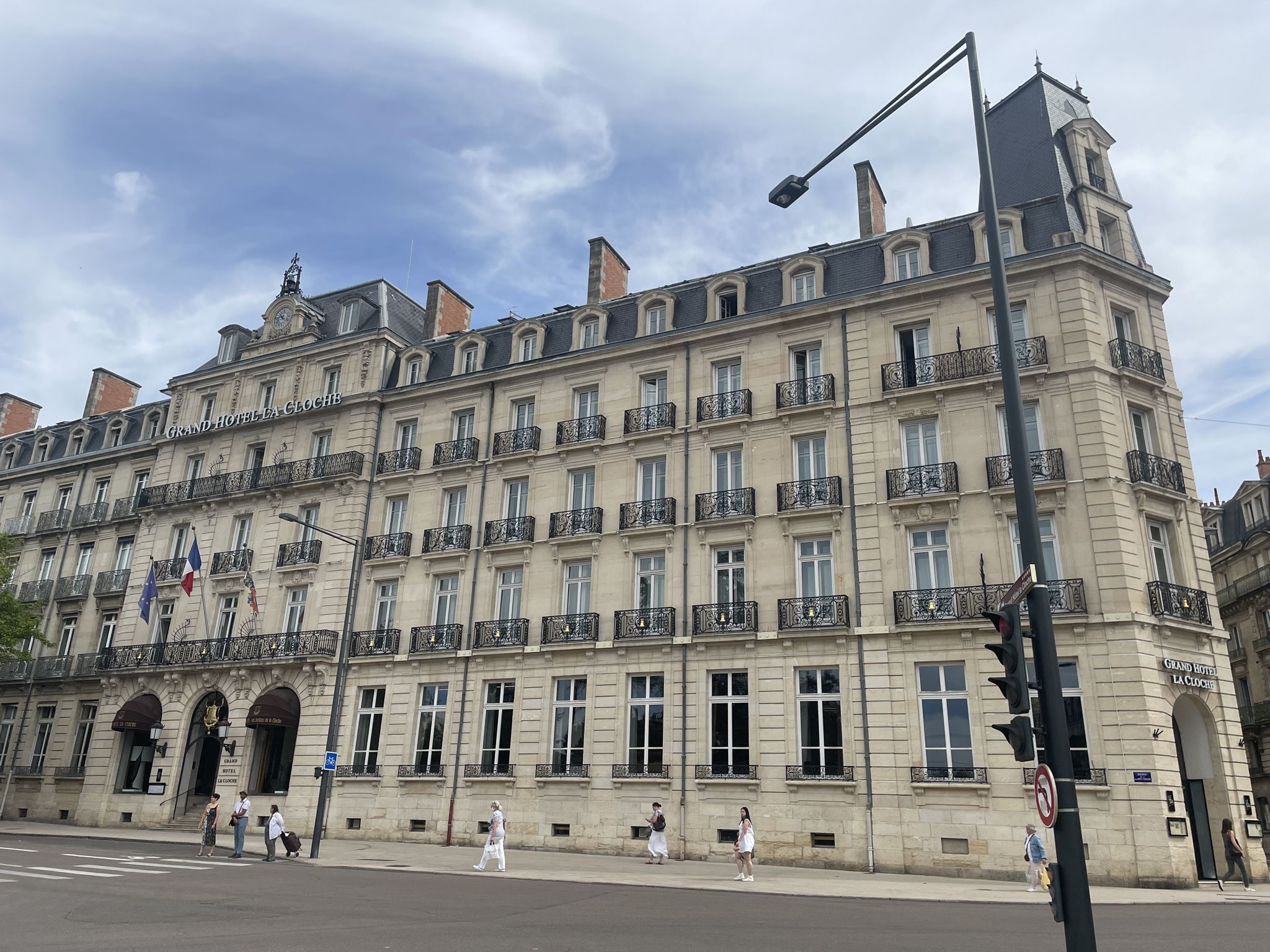 Fassade des Hotel de la Cloche 🏨