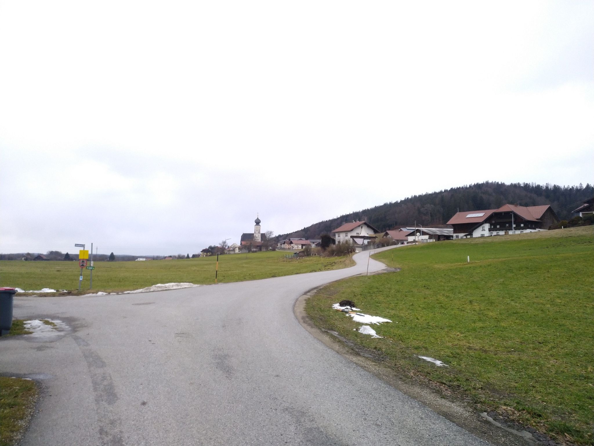 Links gehts dem Trifftweg ( Schwemmbachweg ) entlang, rechts ist es nur 1km zur Gotischen Wahlfahrtskirche Heiligenstadt.