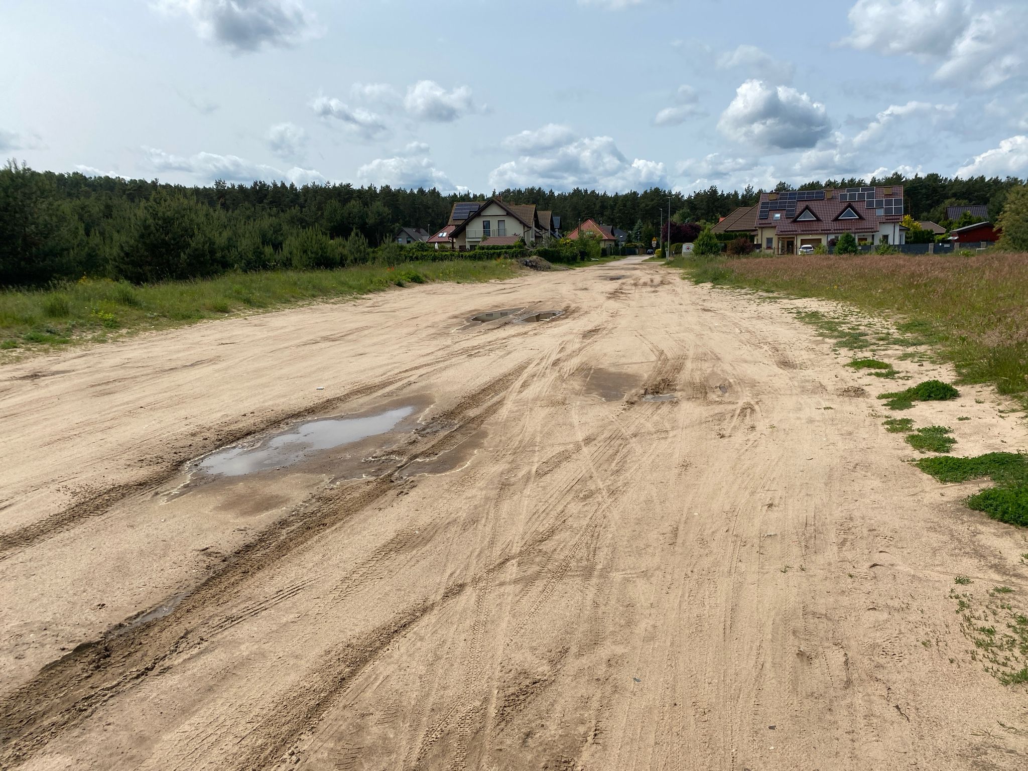 Nowe osiedle domów jednorodzinnych - droga gruntowa.