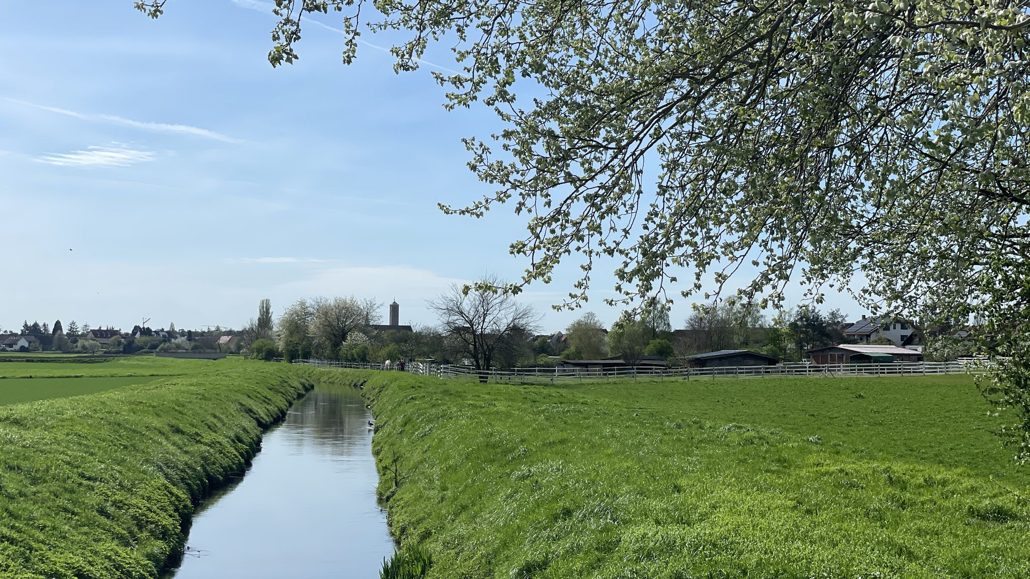 Der Kraibach, im Hintergrund St. Leon