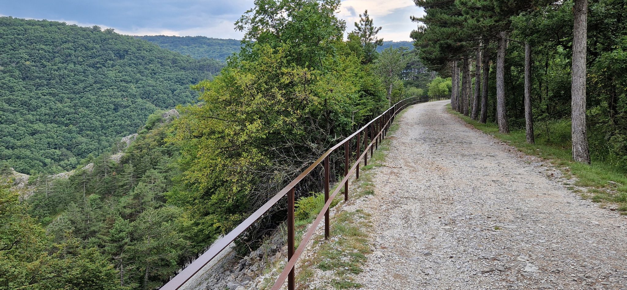 Auf alter Bahntrasse, jetzt grober Gravel