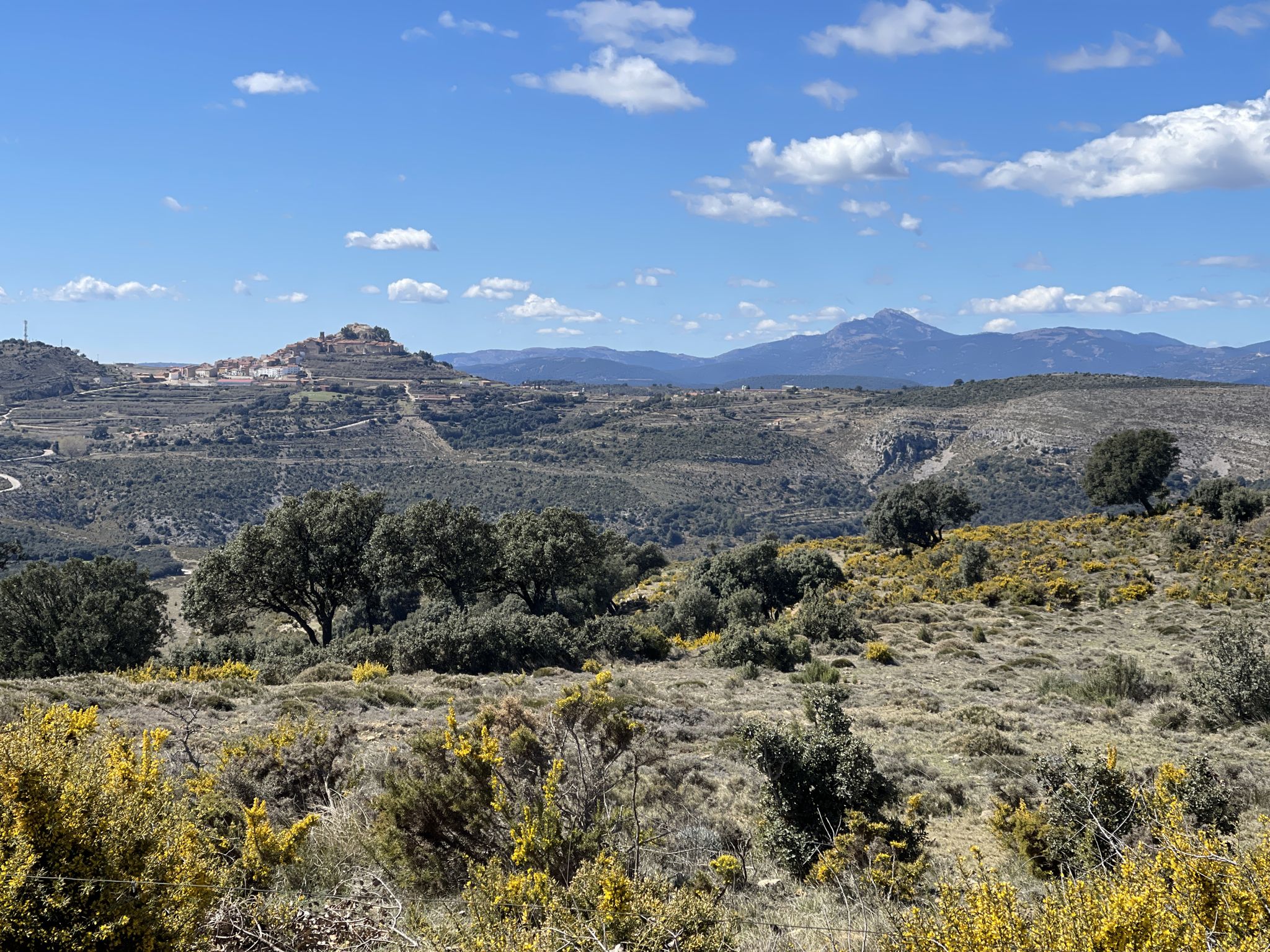 Culla y, al fondo, el Penyagolosa