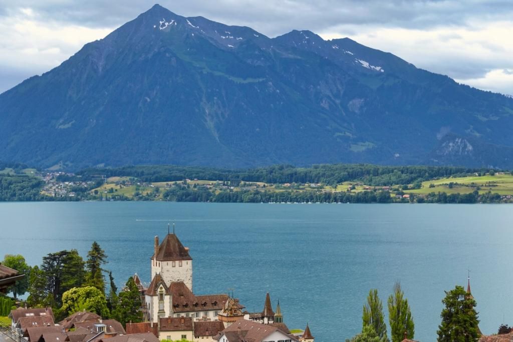 Schloss Oberhofen im Hintergrund der Niesen