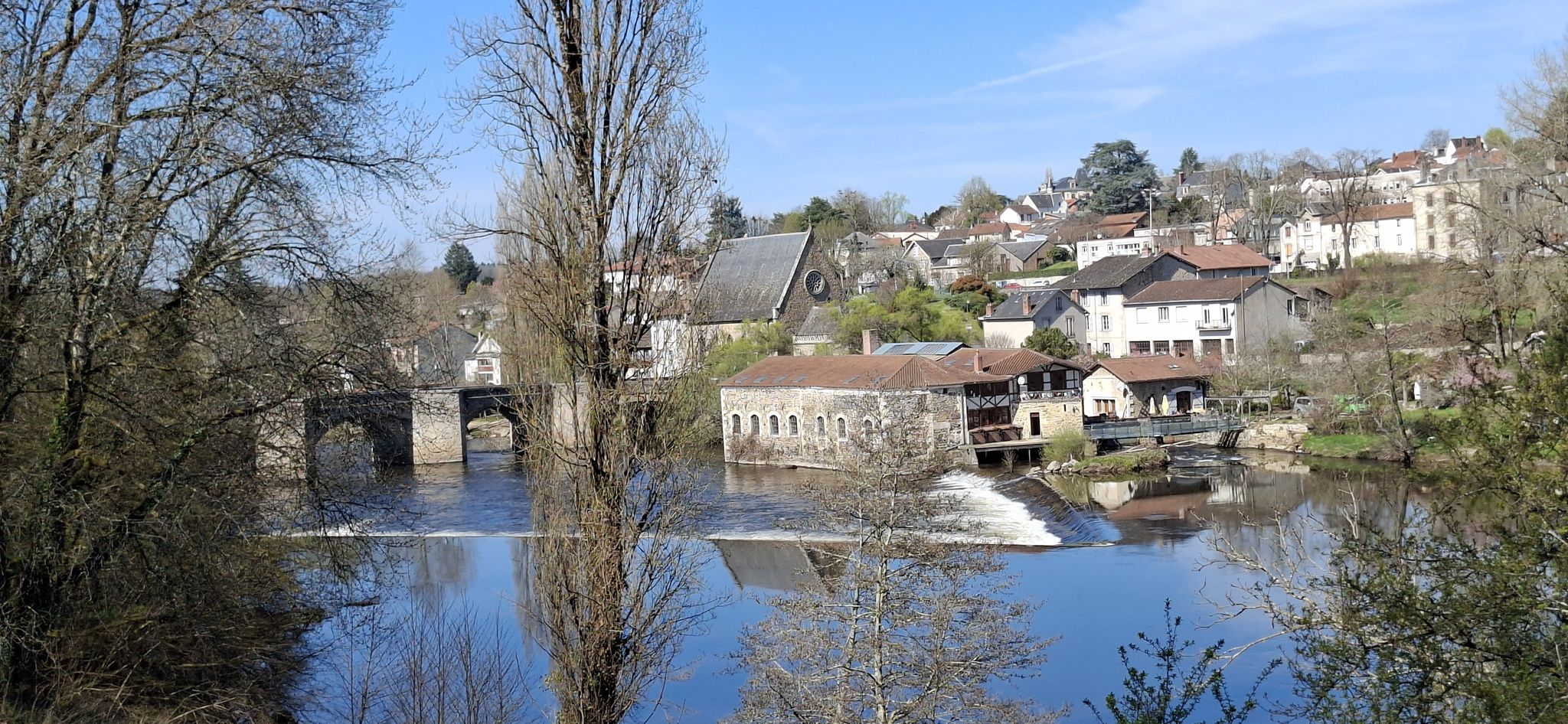 Zicht op de Pont Notre Dame van Saint Junien
