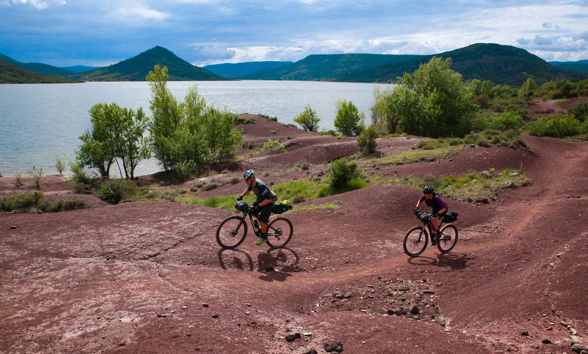 Boucle Lac du Salagou Les terres rouges du Salagou au depart de Liausson Tour a velo Komoot