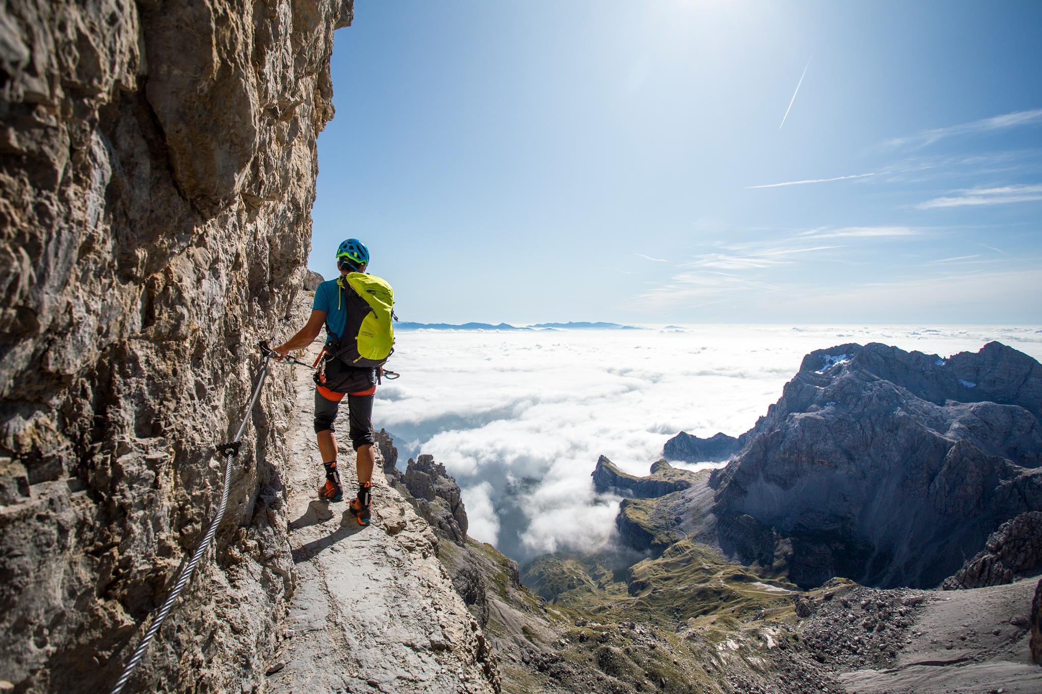 Die Mächtigen Felswände Der Brenta-Dolomiten – Wandern Und ...