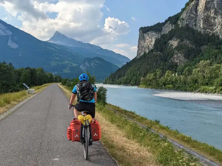 The Rhine Cycle Path in 24 stages from the source to the North Sea