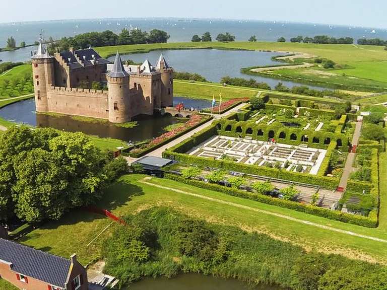 Cycling alongside Dutch castles | Cycling Collection by komoot