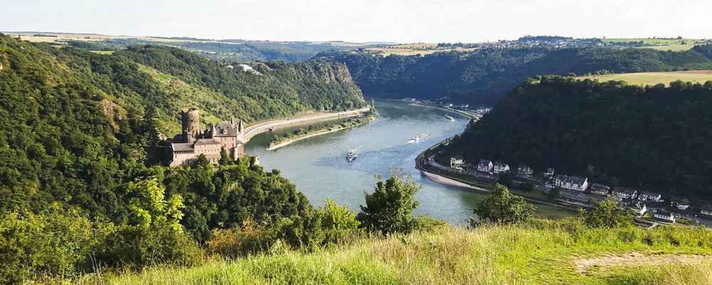 Der Rheinsteig verläuft von Bonn über Koblenz bis nach Wiesbaden. Unter anderem führt der Wanderweg an der geschichtsträchtigen Loreley vorbei und gehört damit zu den beliebtesten Wanderwegen in Deutschland.