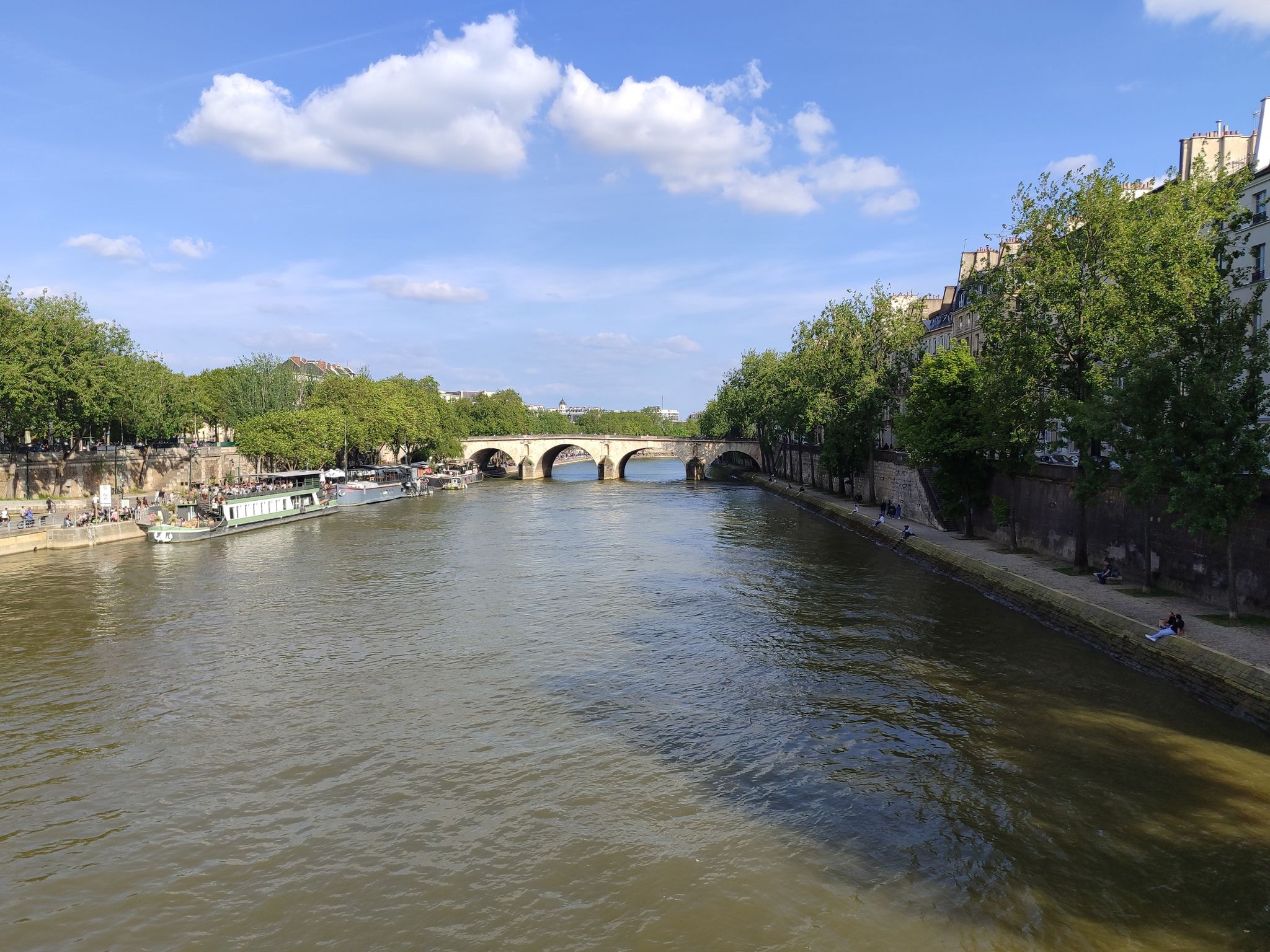 Blick von der Brücke die zur Île de la Cité führt