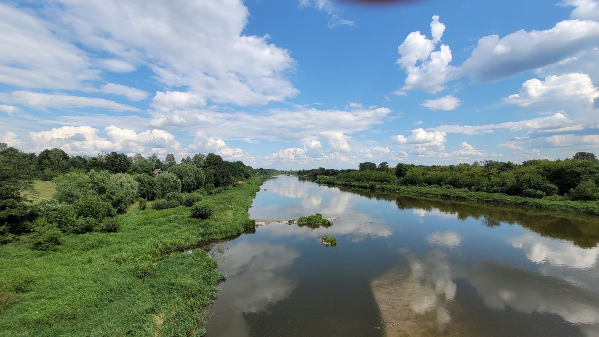 Piękny widok z mostu na Bugu w miejscowości Nur.