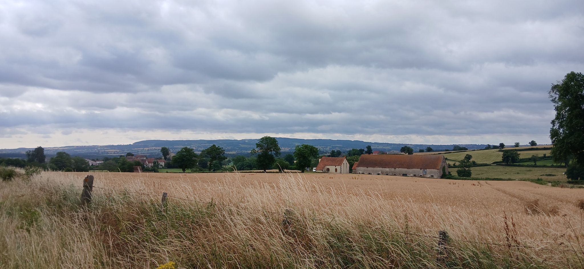 Photo prise au Rond Point de la Maison Rouge, objectif aller jusqu'à la Bosse au fond.