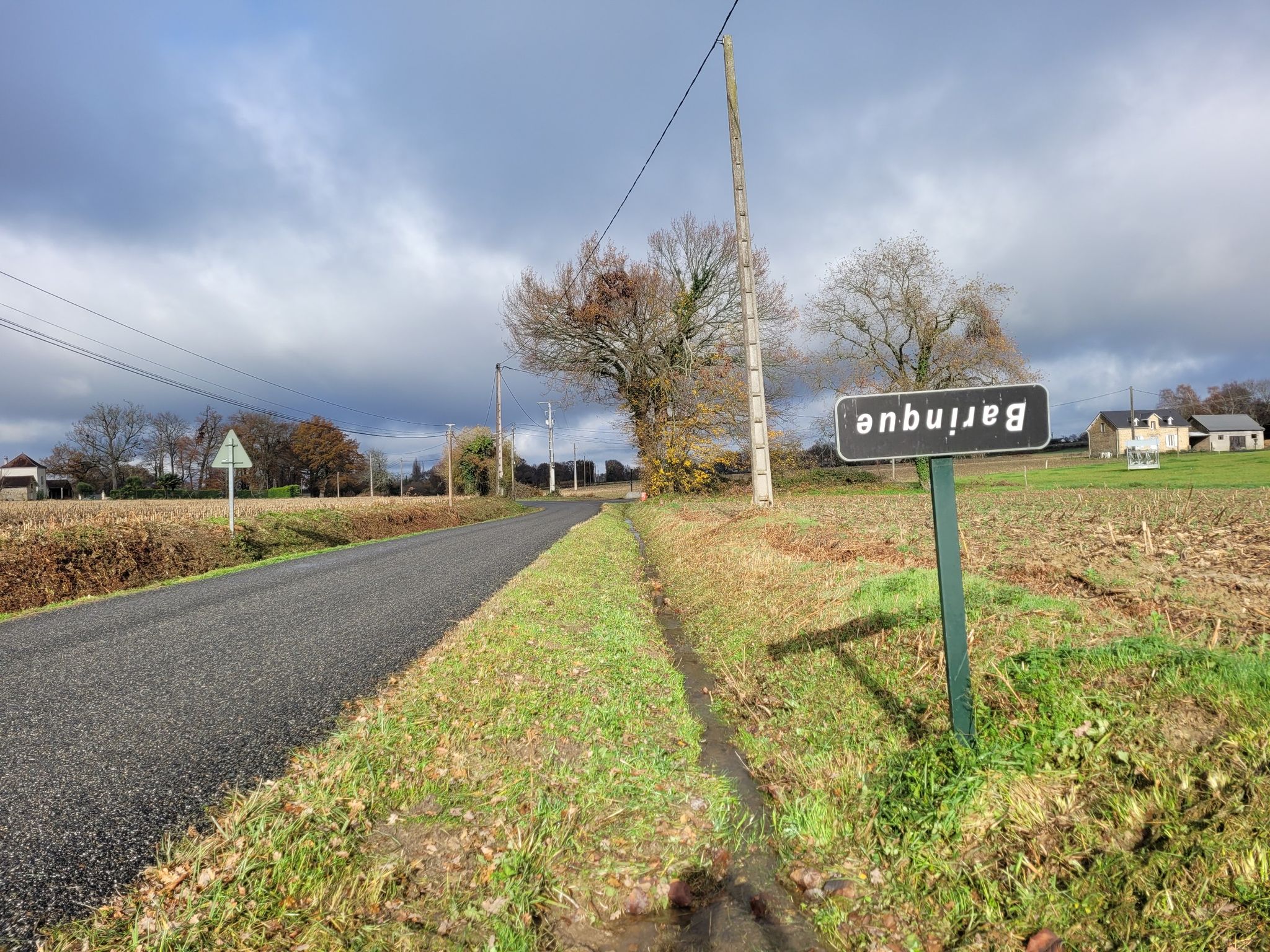 Les agriculteurs sont en colère et retournent les panneaux...