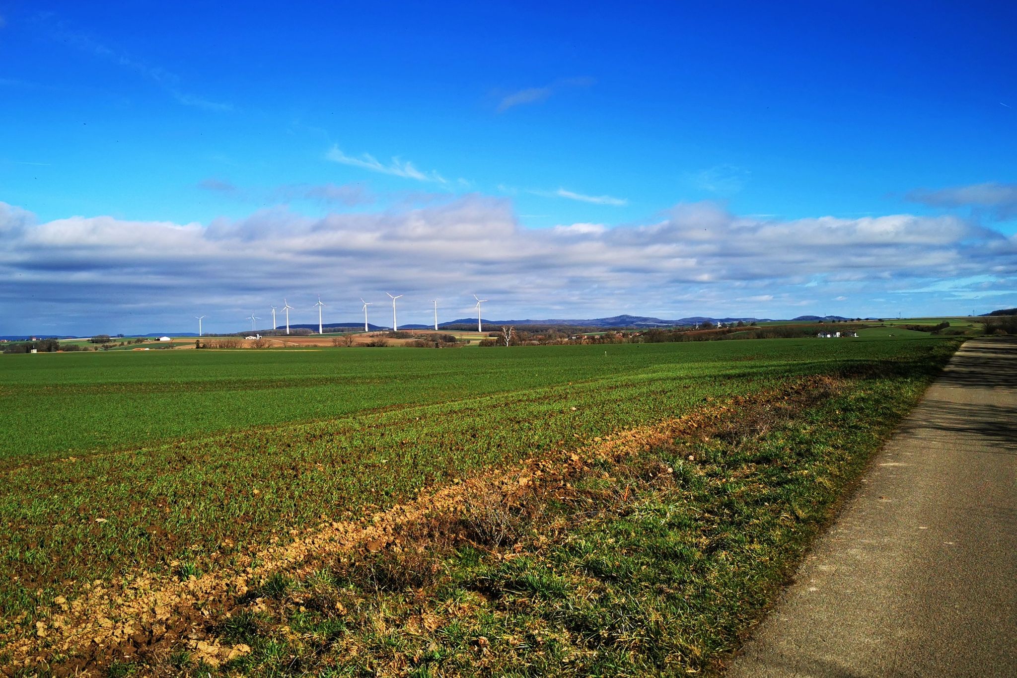 Heute drehen die Windräder wieder langsamer als gestern