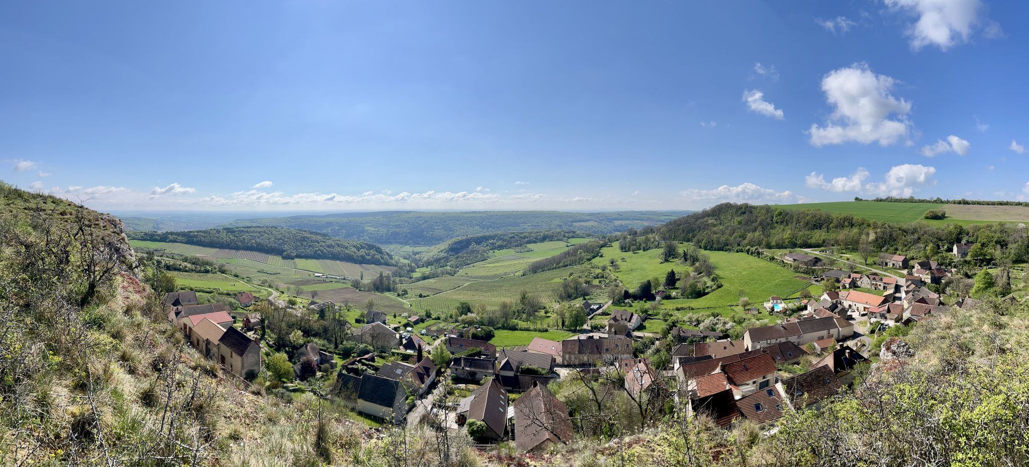 Panorama von den Felsen oberhalb des Dorfs