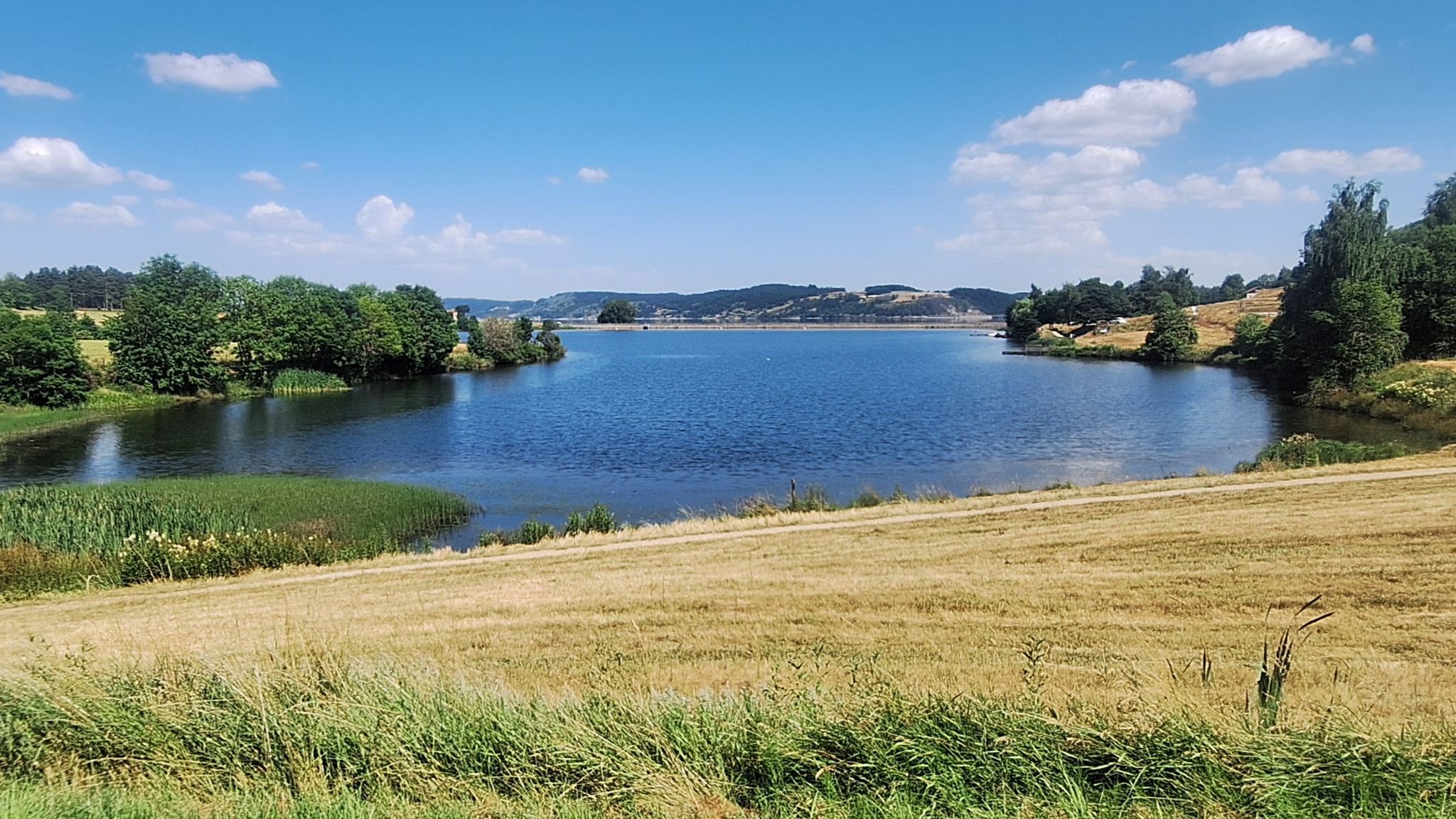 Langogne, rte de la Tuilerie. Lac de Naussac.