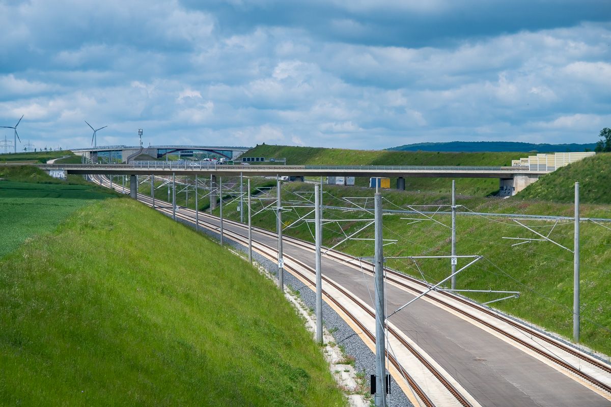 ICE Neubaustrecke und Autobahn A8