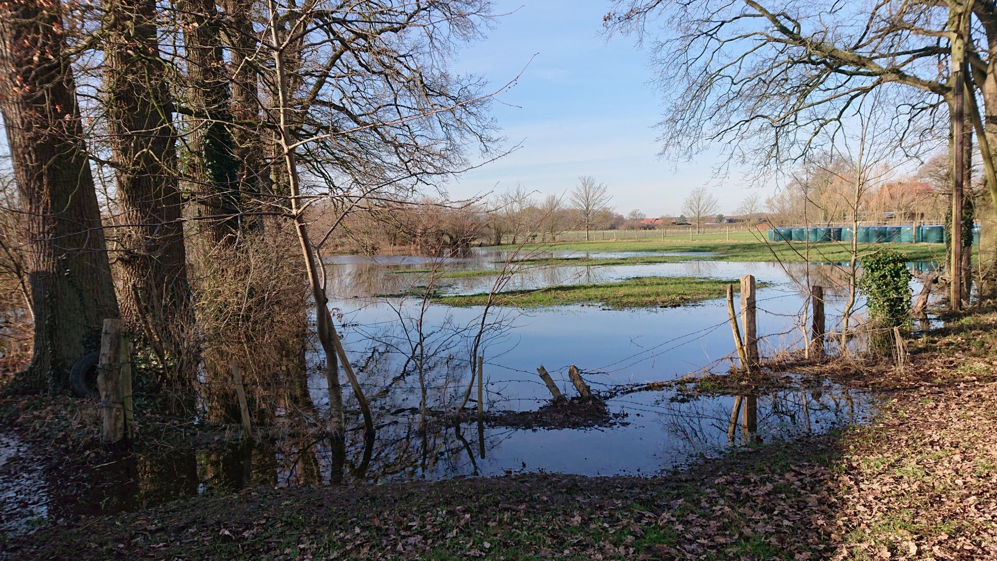 das Wasser steht immer noch auf den Flächen