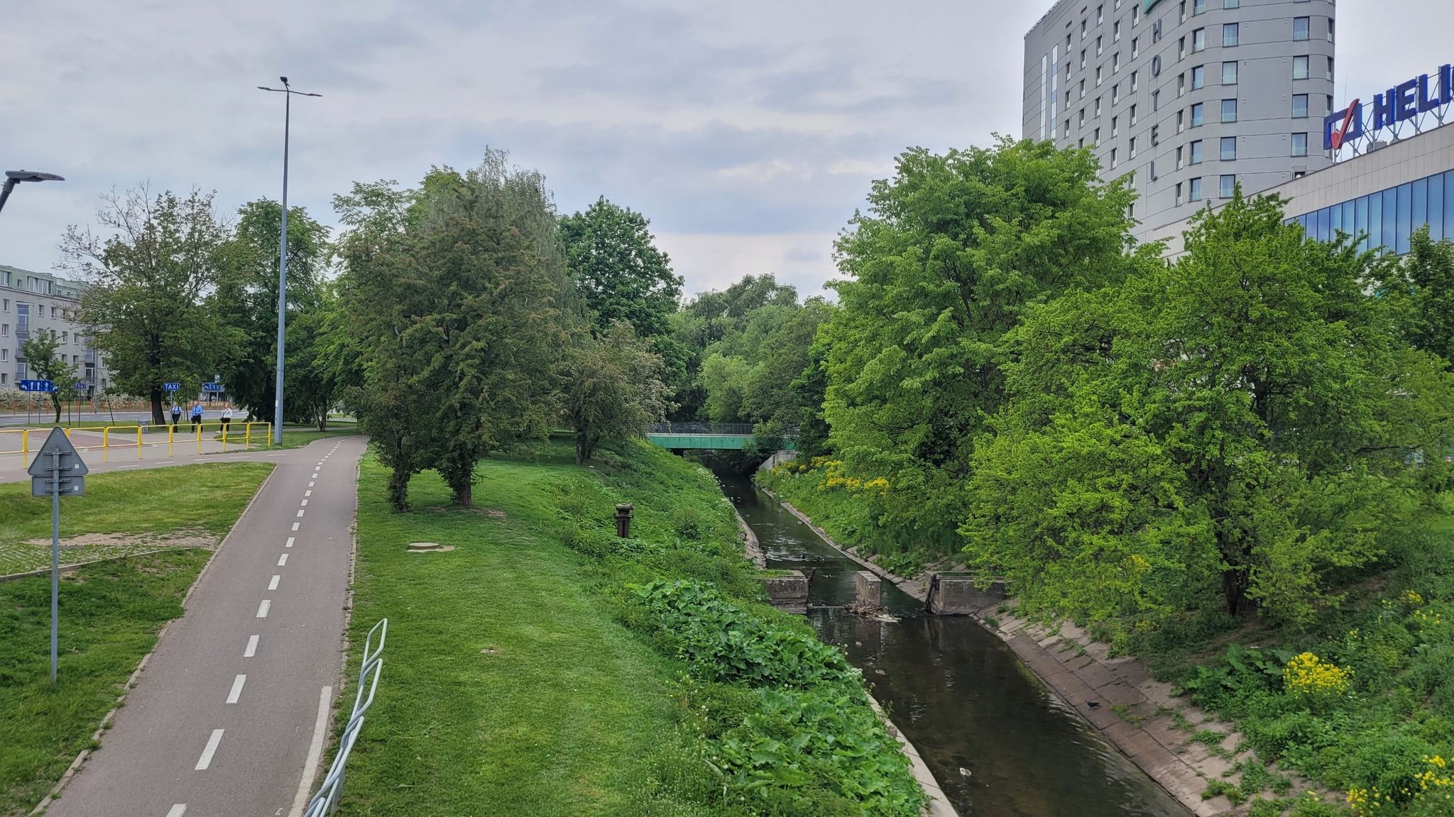 Bulwary nad rzeczką Białą, oficjalnie "Skwer Tamary Sołoniewicz".