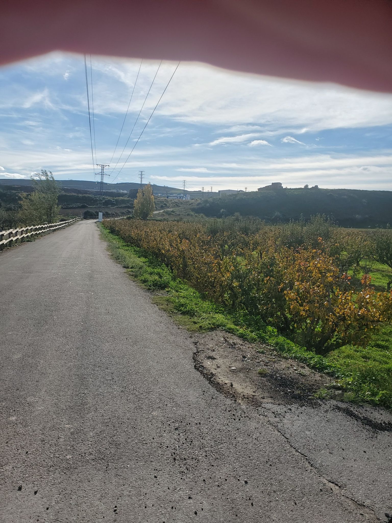 otro sendero, con ruinas