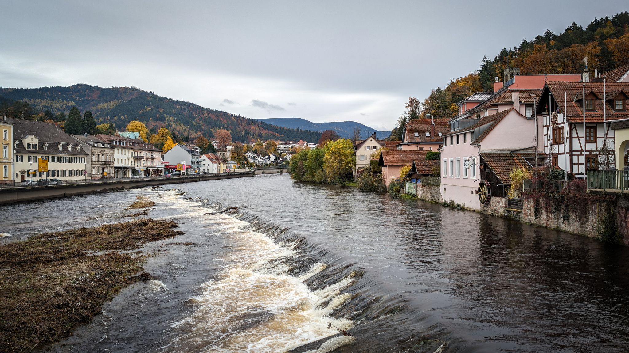 Murg bei Gernsbach - nach dem vielen Regen führt auch die Murg richtig viel Wasser (hier gar nicht richtig zu erkennen)