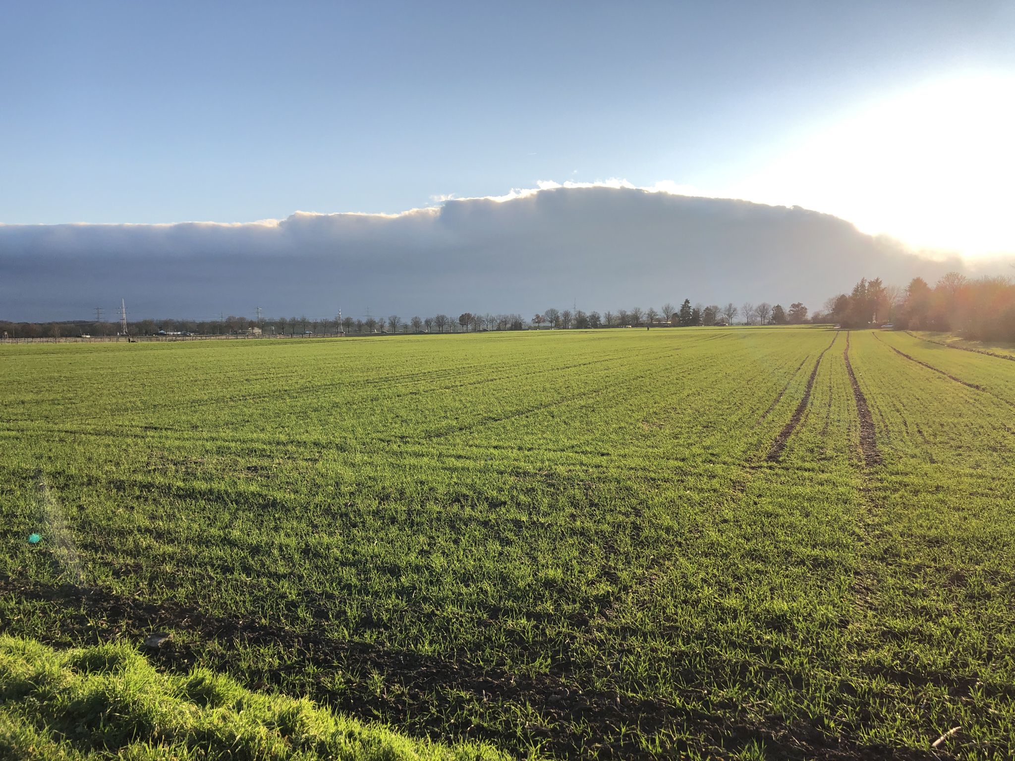 links schwarze Wolken, rechts blendende Sonne