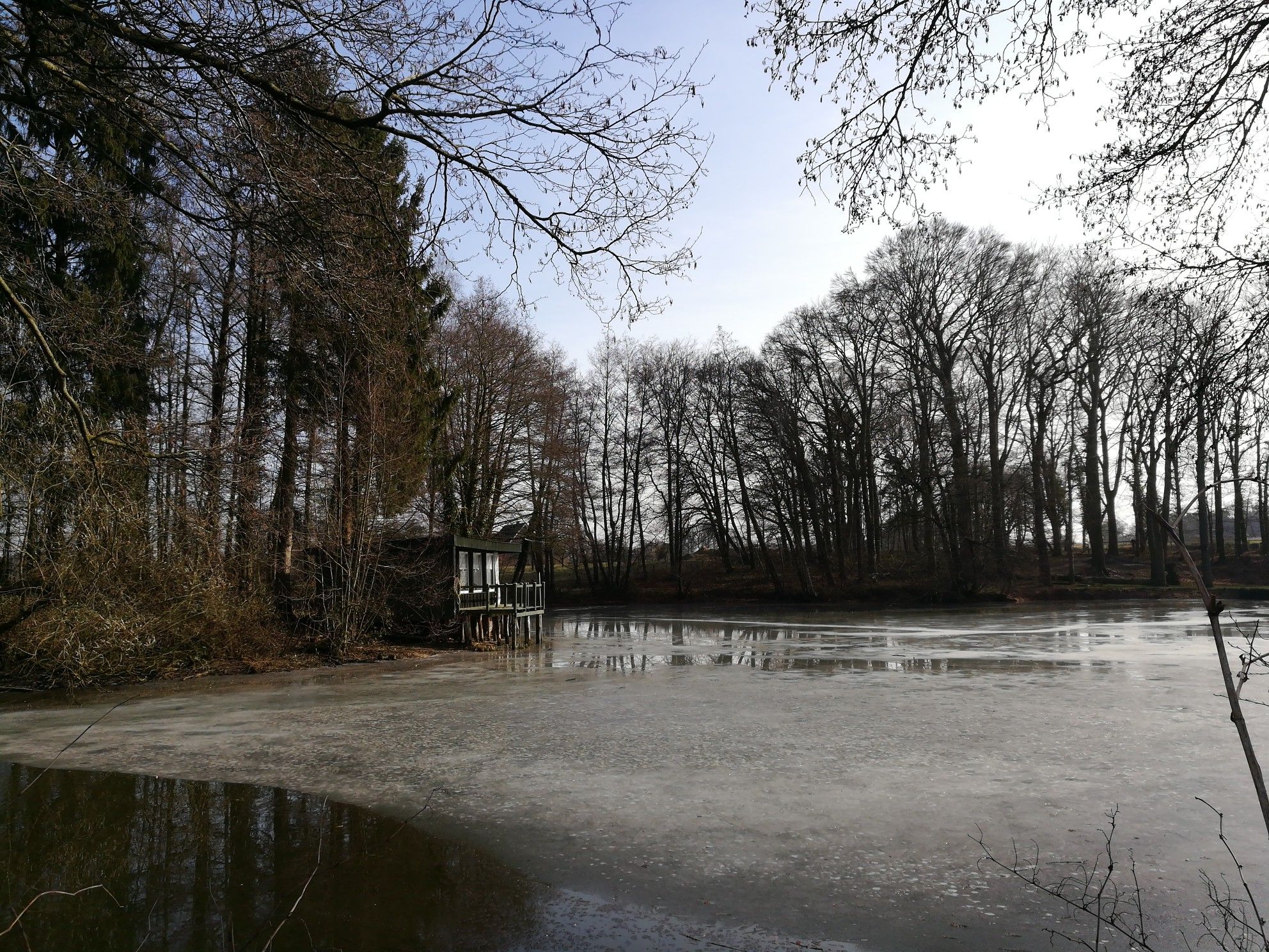 Haus am (gefrorenen) See - Mühlenteich