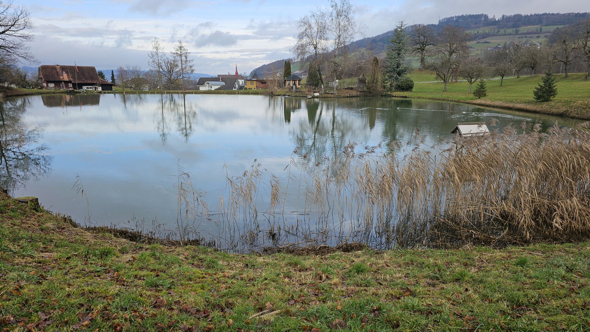 Weiher mit Grillplätze und Spielgeräte