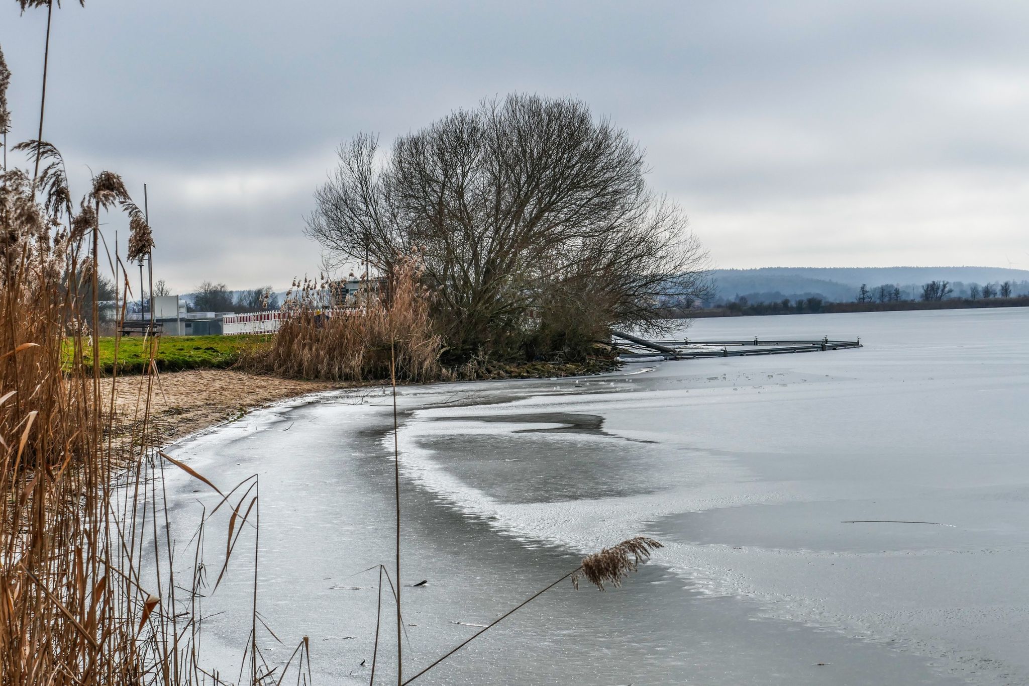 Der ganze See ist zugefroren