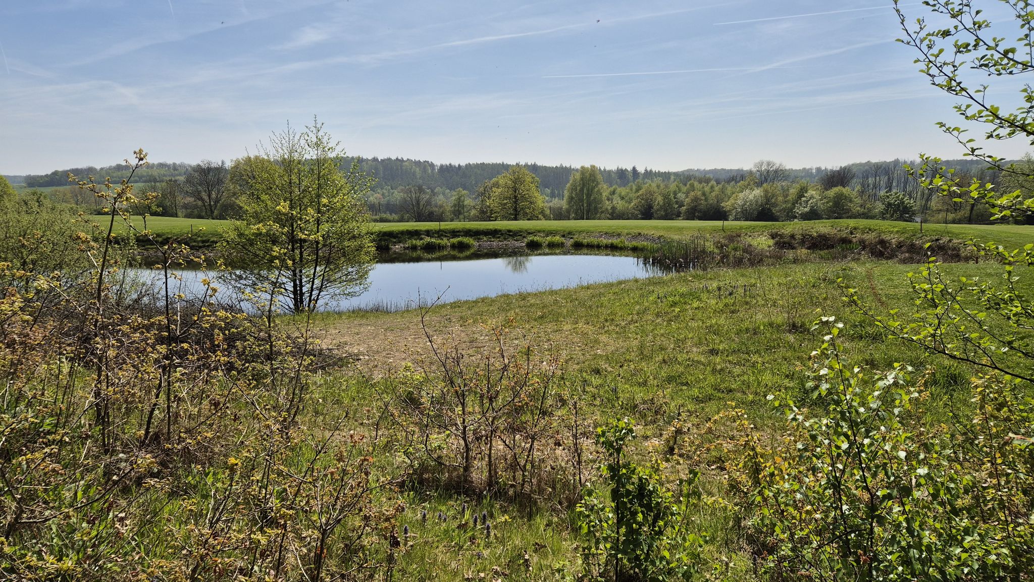 Hier am Golfplatz wird vor den fliegenden Bällen gewarnt
