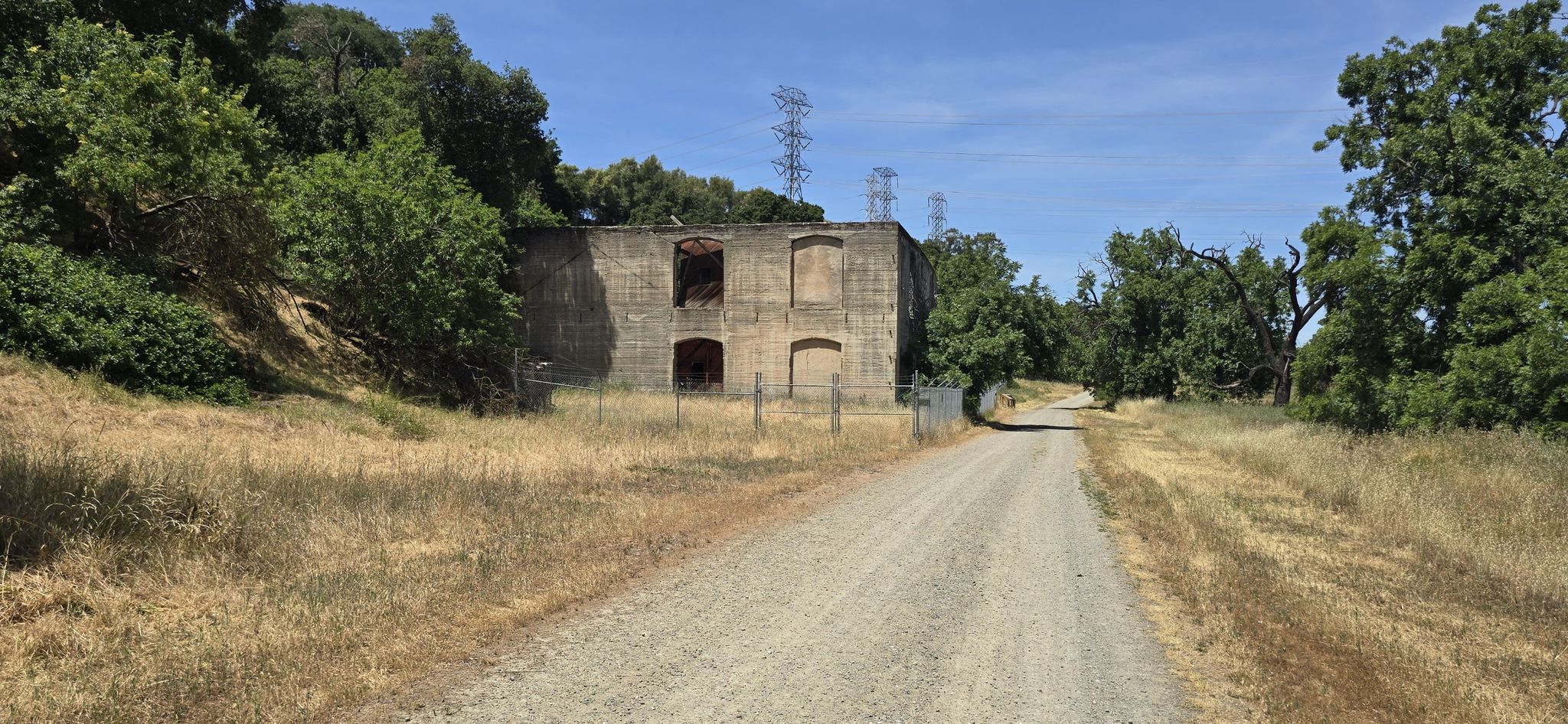 Dilapidated concrete building beside a dirt road on a sunny day. - Sycamore Grove Park – Sycamore Grove Park loop from Independence Park