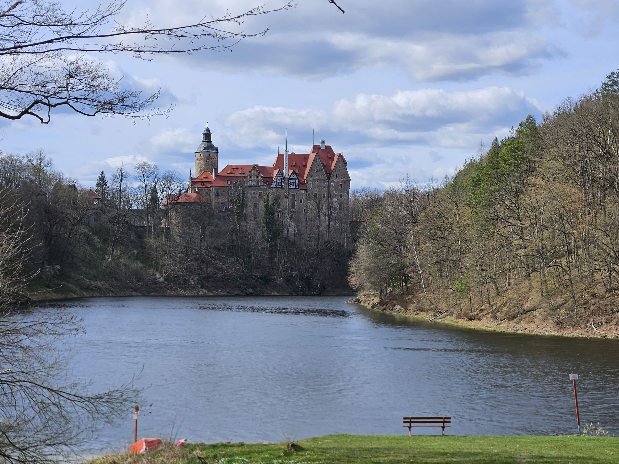 Blick zur Burg Czocha vom Segelboothafen
