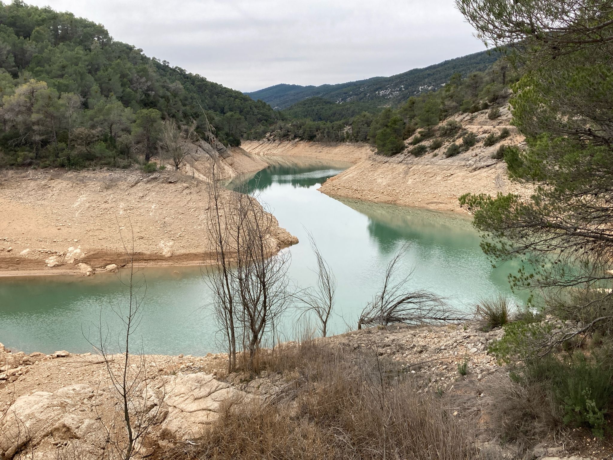 Entlang des Embalse de Pena