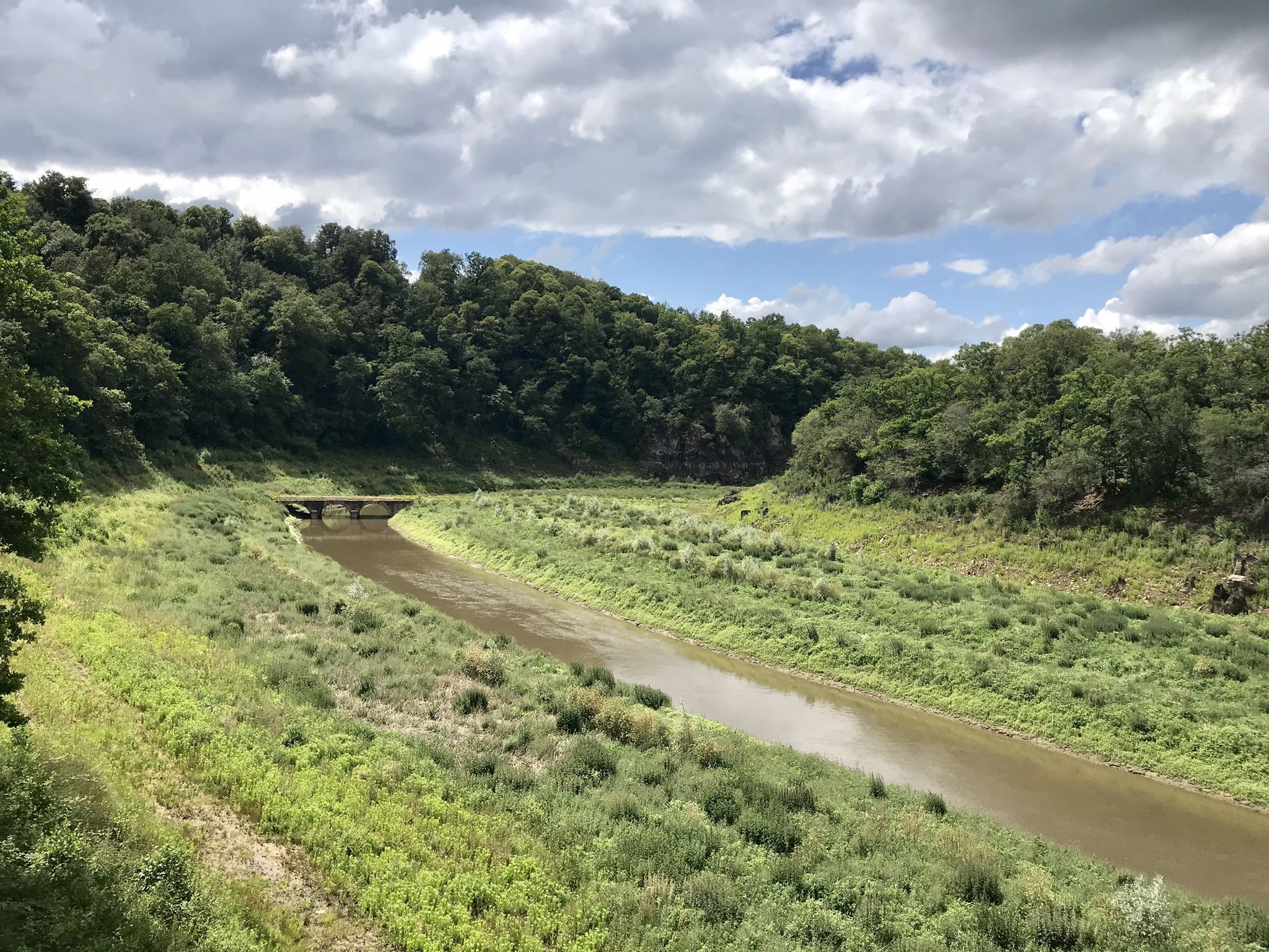 Avec la destruction du barrage de Vezins, la Sélune a retrouvé son lit et les anciennes voies de circulation (ici un pont) sont réapparues