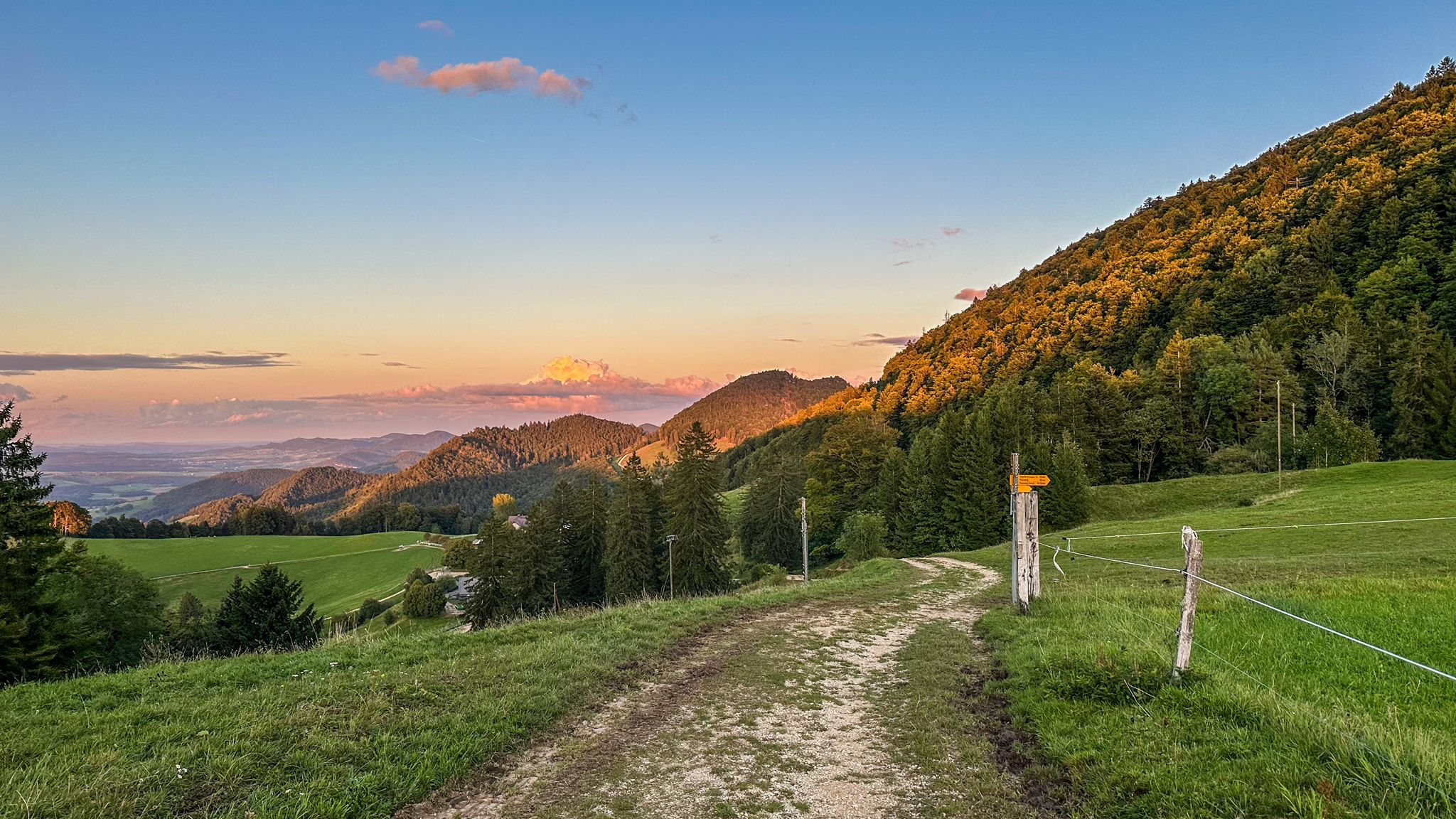 ...Bürtenhof voraus, rechts hoch geht's zum Grauboden "Törli"😱...