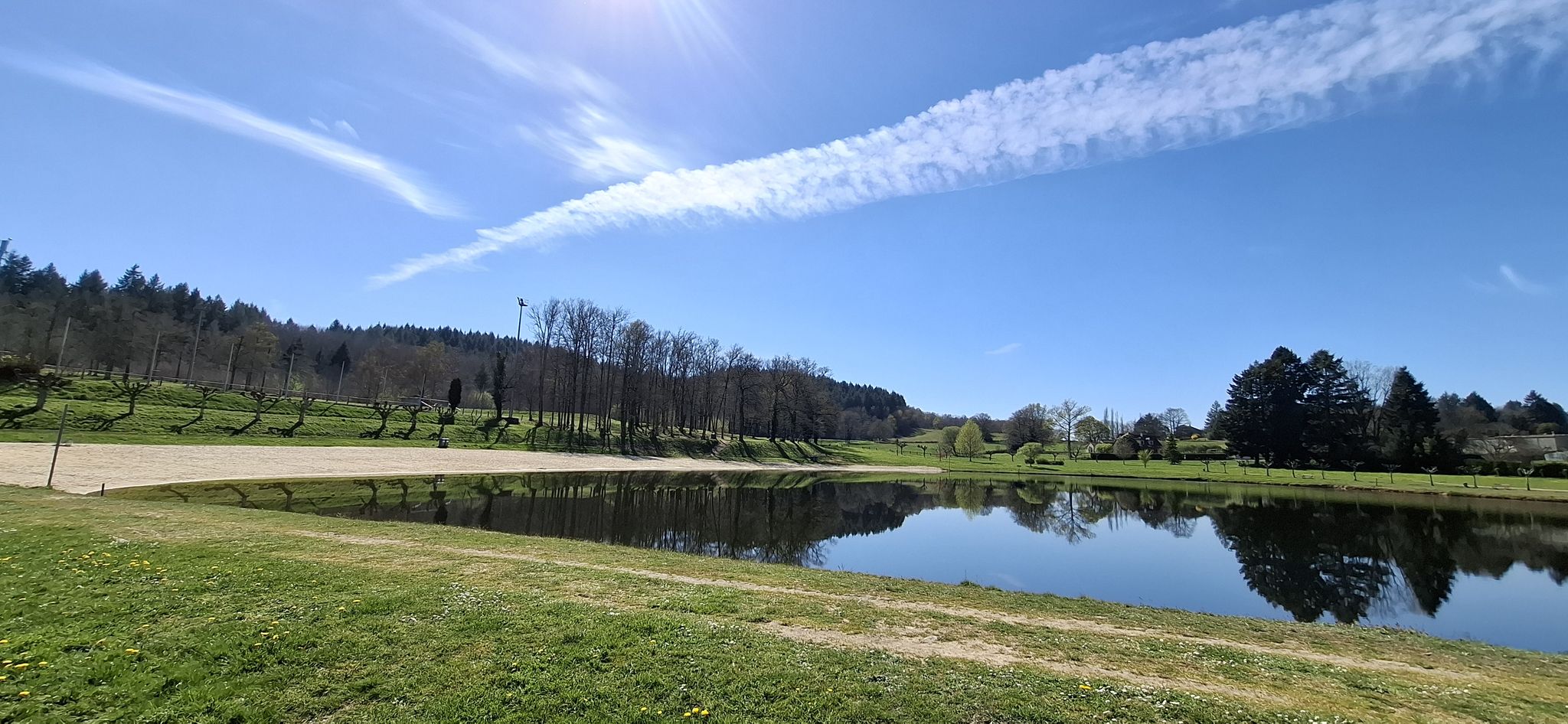 Petite plage à Cognac-la-Forêt
