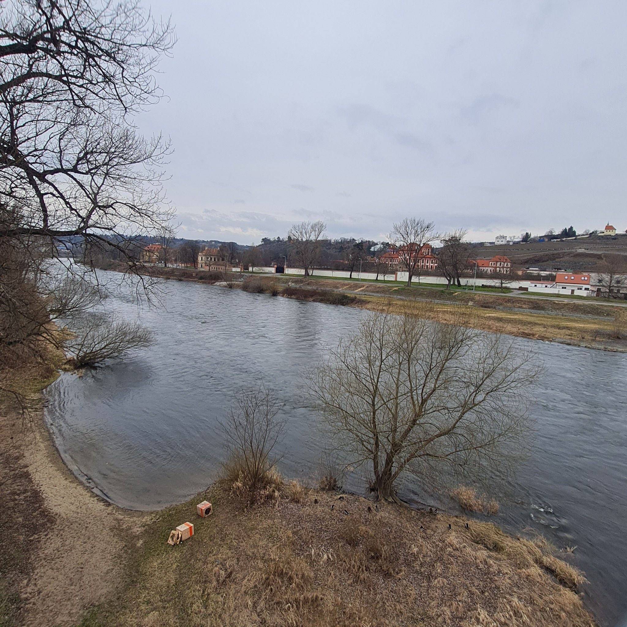 Moldau mit Blick auf Schloss Trojská