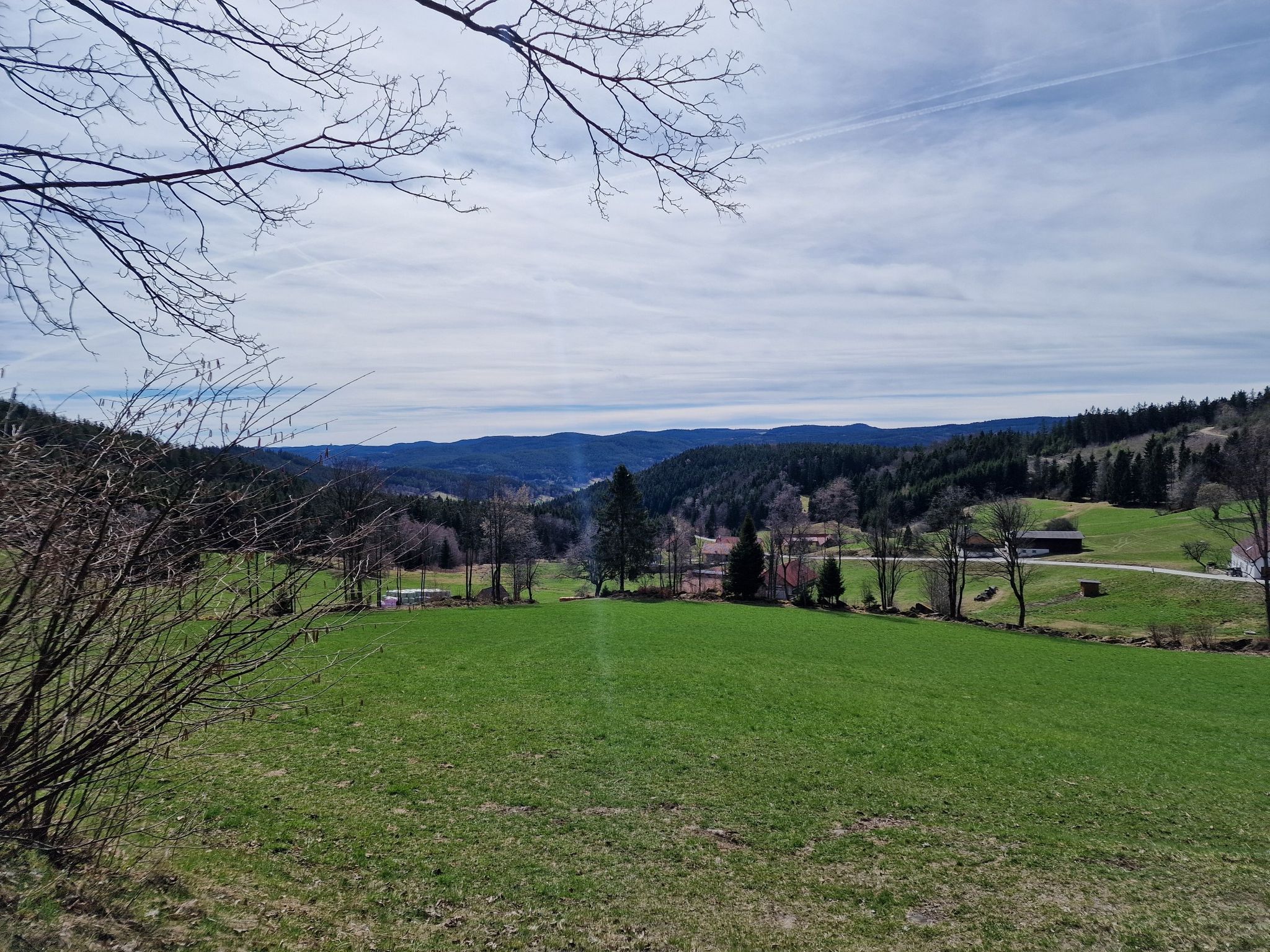 Blick zurück auf Almhütten