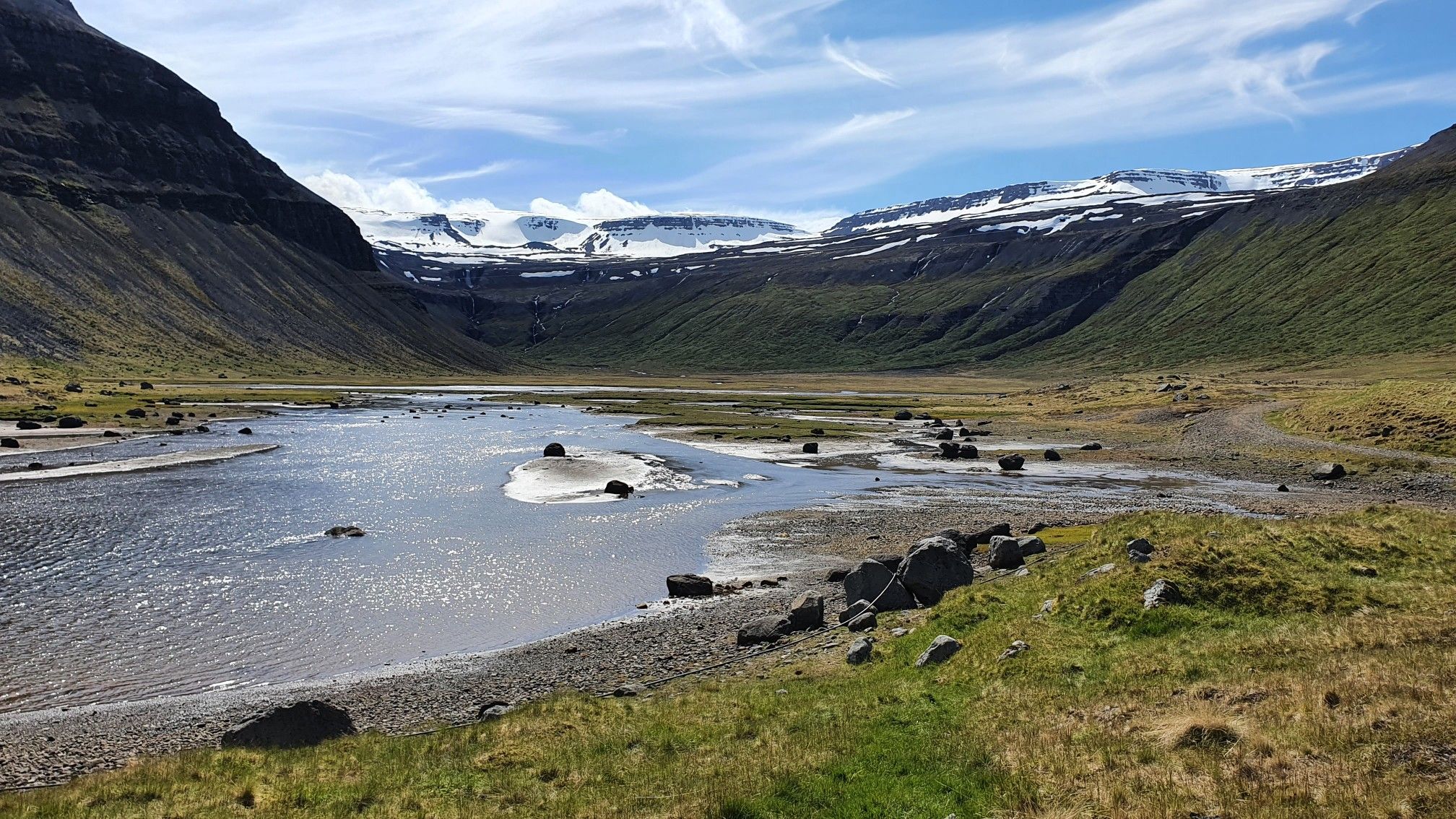 im Einschnitt rechts ist der Wasserfall