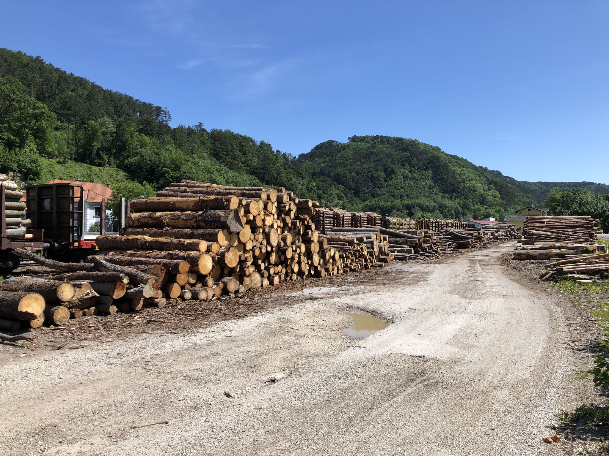 es riecht nach Holz in Weissenbach. Hier endet die Bahnstrecke.