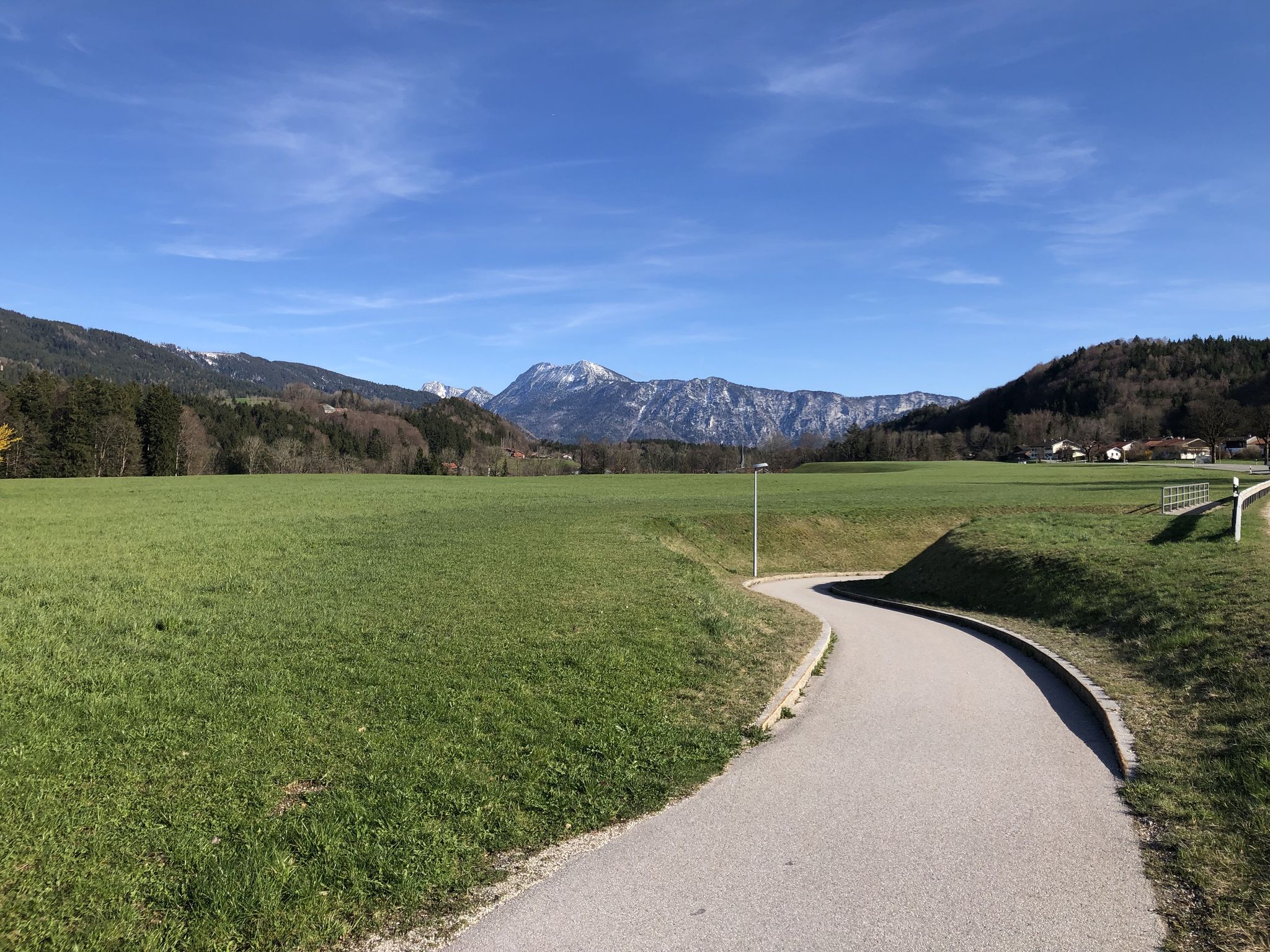 Blick zum Hochstaufen (li) und Zwiesel (mi).