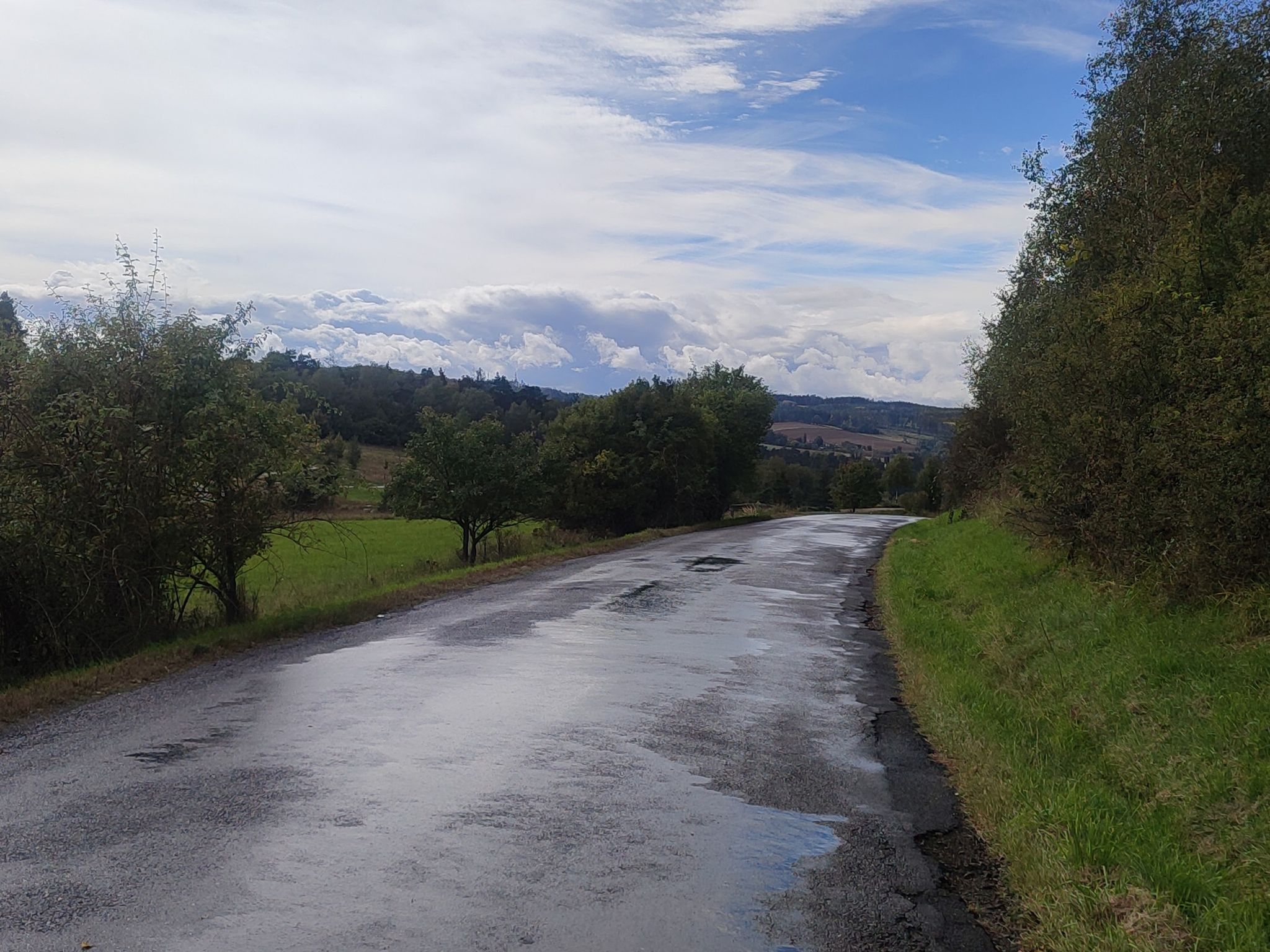 Radroute 19 in hügeliger Landschaft